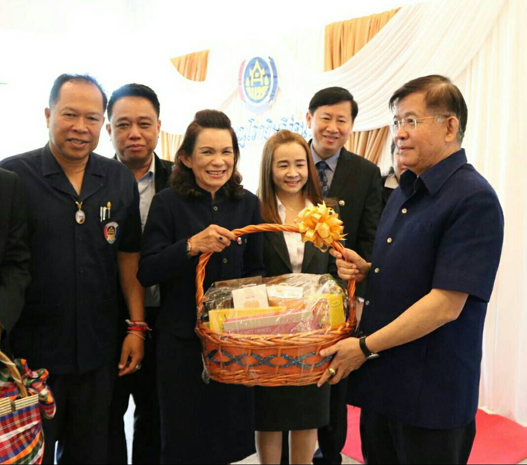 นางพิศมัย ชมเชย พัฒนาการจังหวัดน่าน พร้อมด้วยหัวหน้ากลุ่ม/ฝ่าย นำกระเช้าอวยพรปีใหม่และขอคำแนะนำการปฏิบัติราชการจากผู้บริหารกรมการพัฒนาชุมชน