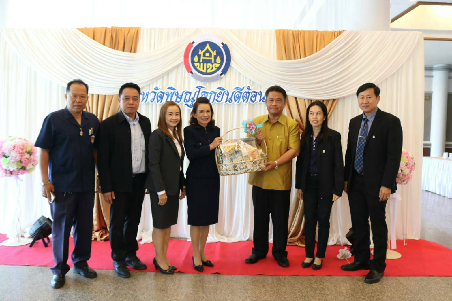 นางพิศมัย ชมเชย พัฒนาการจังหวัดน่าน พร้อมด้วยหัวหน้ากลุ่ม/ฝ่าย นำกระเช้าอวยพรปีใหม่และขอคำแนะนำการปฏิบัติราชการจากผู้บริหารกรมการพัฒนาชุมชน