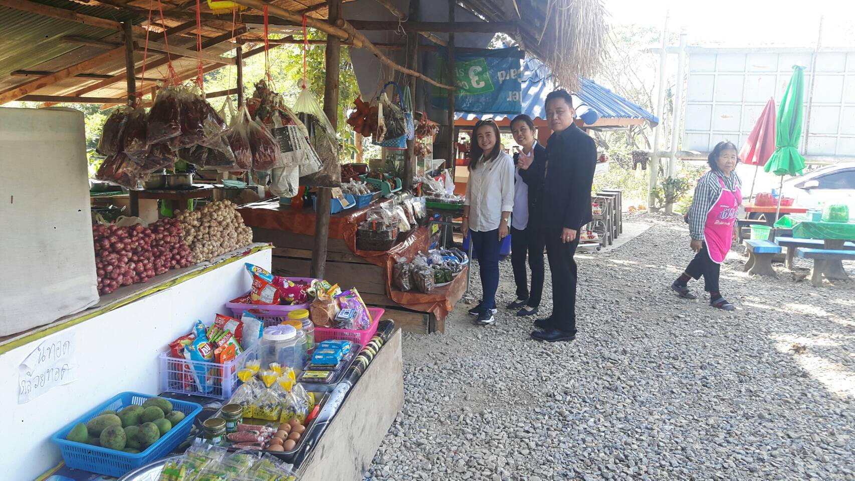 นายชำนาญ  บุดาสา  หัวหน้ากลุ่มงานยุทธศาสตร์ฯ พร้อมคณะตรวจเยียมตลาดประชารัฐ คนไทยยิ้มได้  บ้านปางมอญ  อำเภอเวียงสา  จังหวัดน่าน