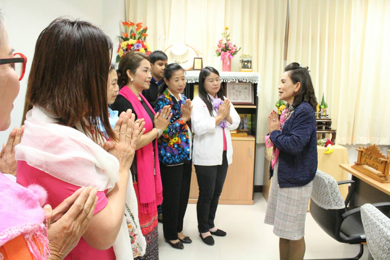 นางวาสนา  ยศสอน  หัวหน้าคณะทำงานขับเคลื่อนกองทุนพัฒนาบทบาทสตรีจังหวัดน่านพร้อมคณะ เข้าขอพรปีใหม่และแนวทางการปฏิบัติงานฯ ในปี 2561  จากนางพิสมัย  ชมเชย  พัฒนาการจังหวัดน่าน