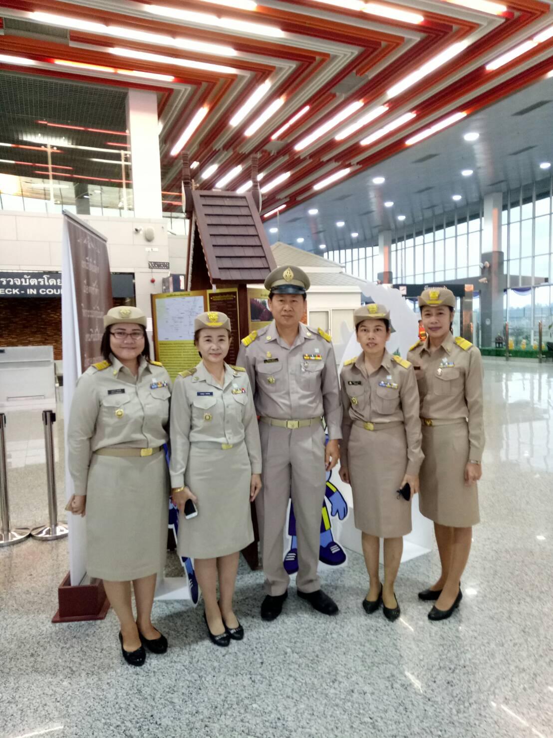 เจ้าหน้าที่สำนักงานพัฒนาชุมชนจังหวัดน่าน ร่วมรับเสด็จสมเด็จพระเทพรัตนราชสุดาฯ สยามบรมราชกุมารี ณ ท่าอากาศยานน่านนคร