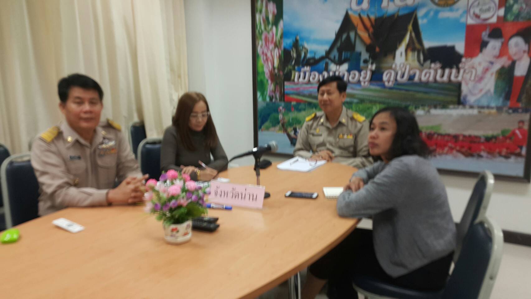 เจ้าหน้าที่สำนักงานพัฒนาชุมชนจังหวัดน่าน รับฟังการประชุมรายงานผลการพัฒนาเศรษฐกิจฐานรากและประชารัฐ ทาง video conference