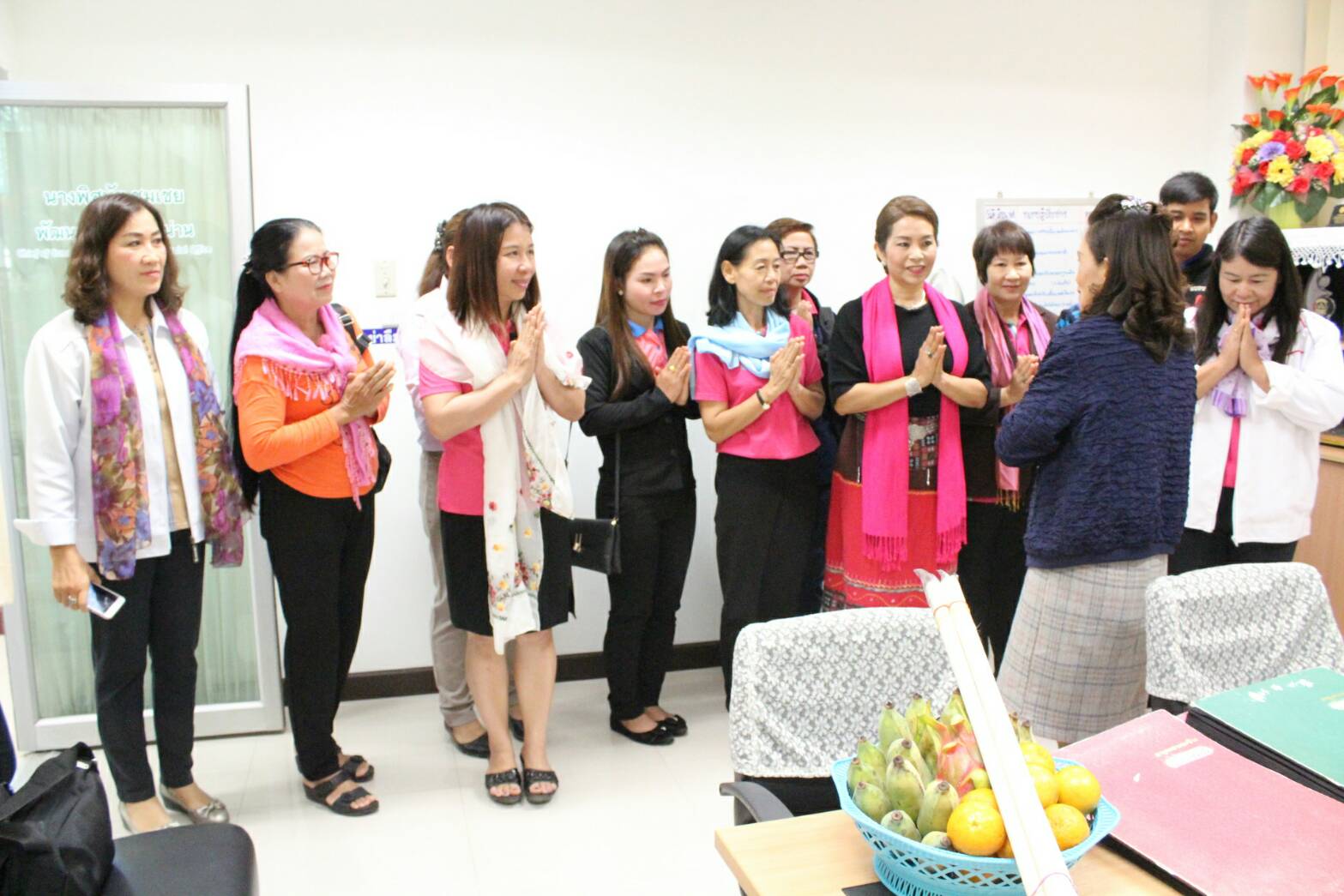 นางวาสนา  ยศสอน  หัวหน้าคณะทำงานขับเคลื่อนกองทุนพัฒนาบทบาทสตรีจังหวัดน่านพร้อมคณะ เข้าขอพรปีใหม่และแนวทางการปฏิบัติงานฯ ในปี 2561  จากนางพิสมัย  ชมเชย  พัฒนาการจังหวัดน่าน