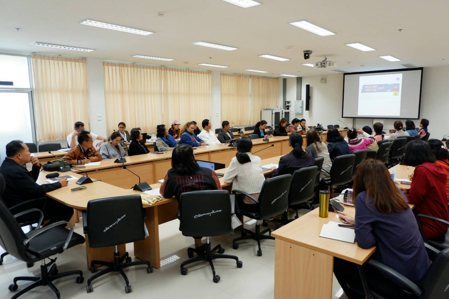 นายไพโรจน์ อรรถอาภา หน.กง.ส่งเสริมการพัฒนาชุมชน ดำเนินการประชุมเตรียมความพร้อมผู้ประกอบการที่เข้าร่วมจัดแสดงและจำหน่ายผลิตภัณฑ์ otop ในภูมิภาคครั้งที่ ๑ จังหวัดพิษณุโลก