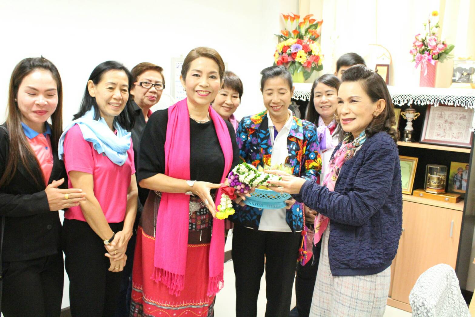 นางวาสนา  ยศสอน  หัวหน้าคณะทำงานขับเคลื่อนกองทุนพัฒนาบทบาทสตรีจังหวัดน่านพร้อมคณะ เข้าขอพรปีใหม่และแนวทางการปฏิบัติงานฯ ในปี 2561  จากนางพิสมัย  ชมเชย  พัฒนาการจังหวัดน่าน