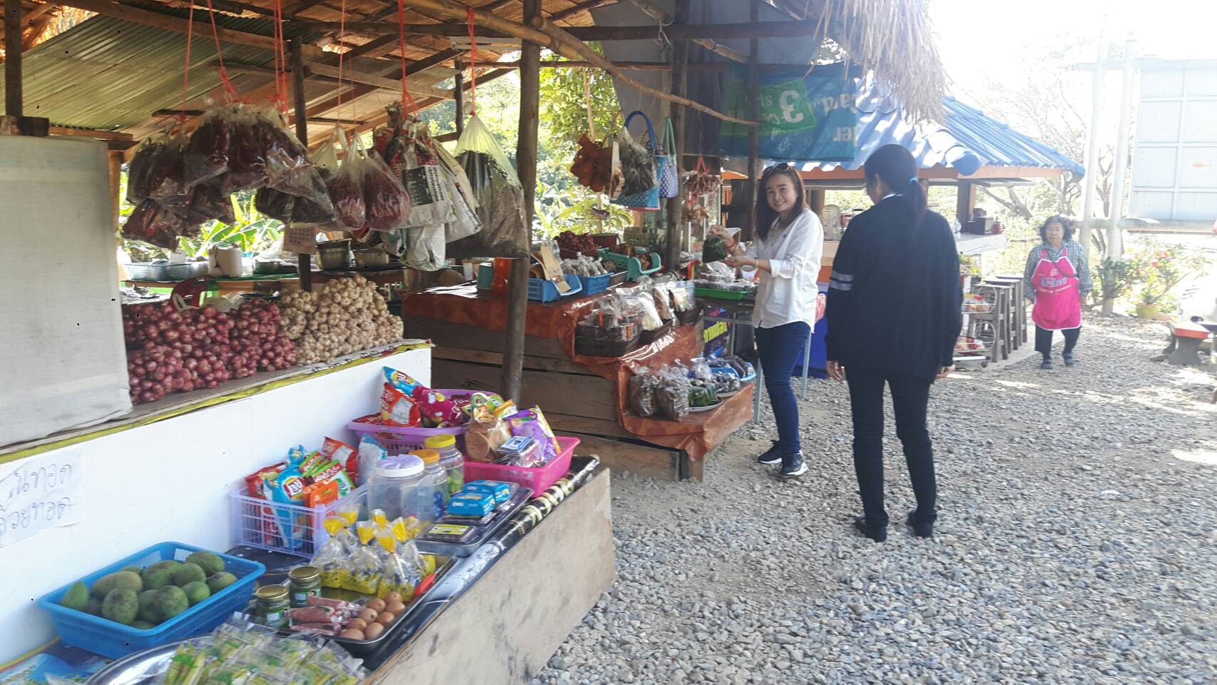 นายชำนาญ  บุดาสา  หัวหน้ากลุ่มงานยุทธศาสตร์ฯ พร้อมคณะตรวจเยียมตลาดประชารัฐ คนไทยยิ้มได้  บ้านปางมอญ  อำเภอเวียงสา  จังหวัดน่าน