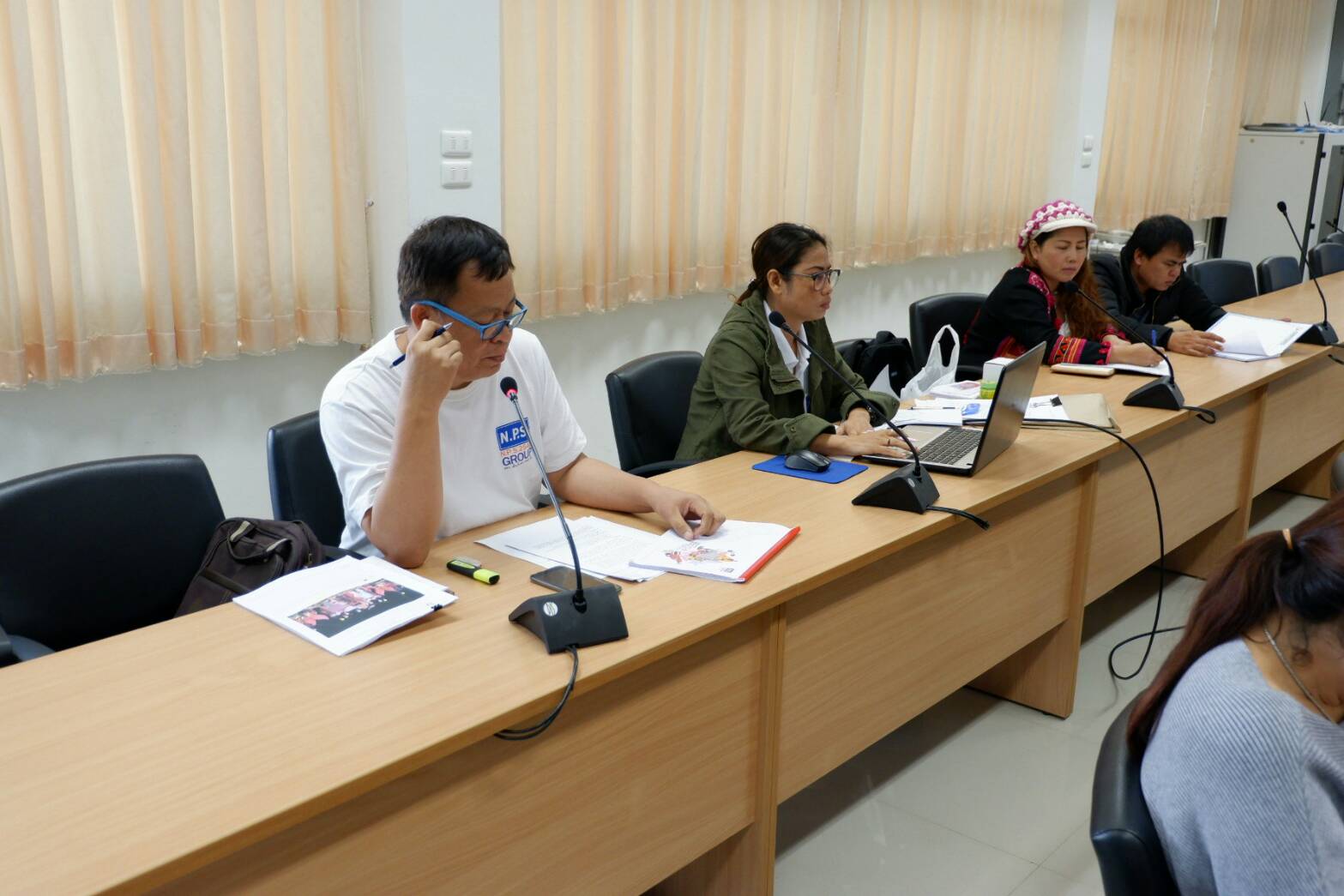 นายไพโรจน์ อรรถอาภา หน.กง.ส่งเสริมการพัฒนาชุมชน ดำเนินการประชุมเตรียมความพร้อมผู้ประกอบการที่เข้าร่วมจัดแสดงและจำหน่ายผลิตภัณฑ์ otop ในภูมิภาคครั้งที่ ๑ จังหวัดพิษณุโลก