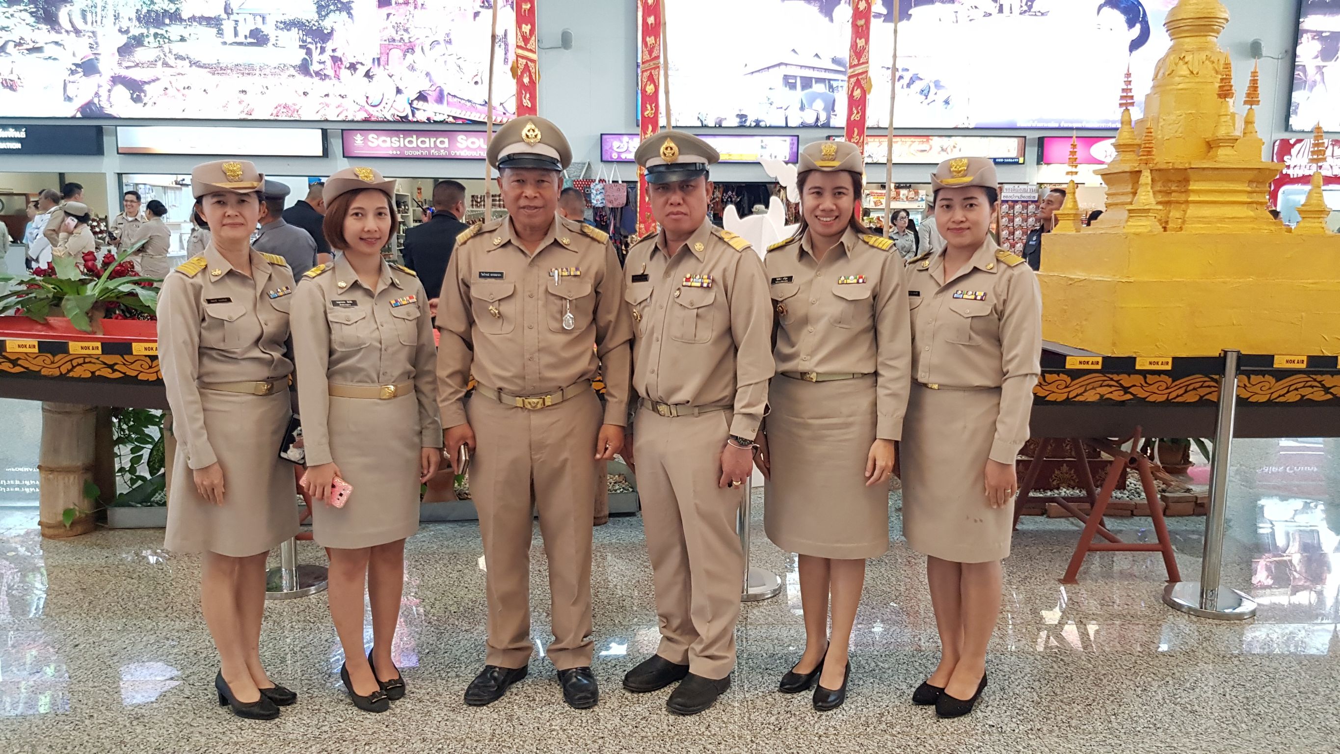 เจ้าหน้าที่สำนักงานพัฒนาชุมชนจังหวัดน่าน ร่วมรับเสด็จสมเด็จพระเทพรัตนราชสุดาฯ สยามบรมราชกุมารี ณ ท่าอากาศยานน่านนคร