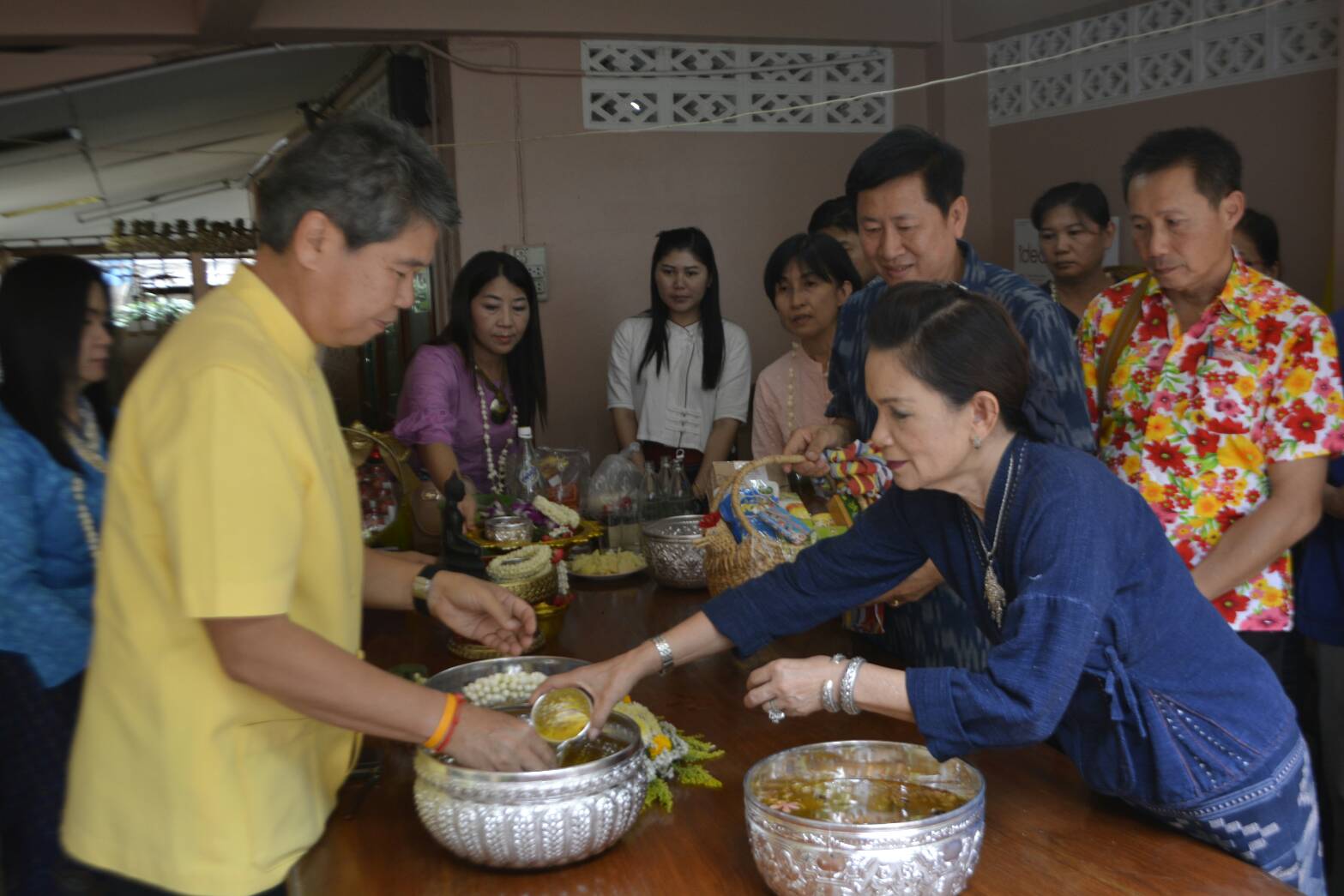 พัฒนาการจังหวัดน่านพร้อมคณะ ขอพรเนื่องในเทศกาลสงกรานต์ปี๋ใหม่เมือง 2561 จากนายก่อพงษ์ โกมลรัตน์ ผู้ตรวจราชการกรมฯ