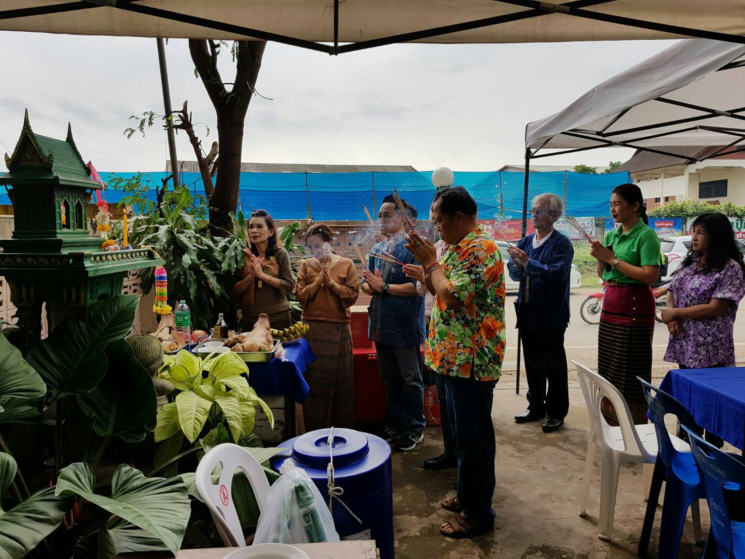 เจ้าหน้าที่ สพจ.น่าน รดน้ำขอพรเนื่องในวันเทศกาลสงกรานต์ปี๋ใหม่เมือง 2561 จากพัฒนาการจังหวัดน่าน หัวหน้ากลุ่ม/ฝ่าย และข้าราชการบำนาญ