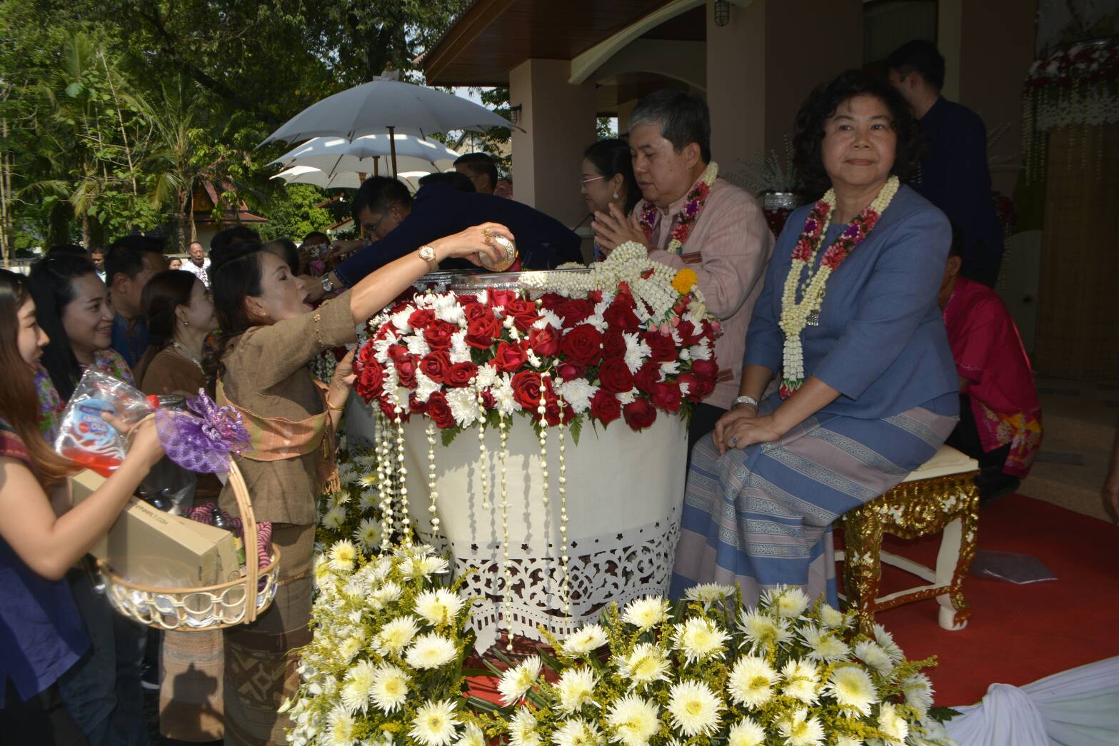 พัฒนาการจังหวัดน่านพร้อมด้วยคณะ รดน้ำขอพรเนื่องในเทศกาลสงกรานต์ ปี๋ใหม่เมือง 2561 จากผู้ว่าราชการจังหวัดน่าน,รองผู้ว่าฯ และปลัดจังหวัดน่าน