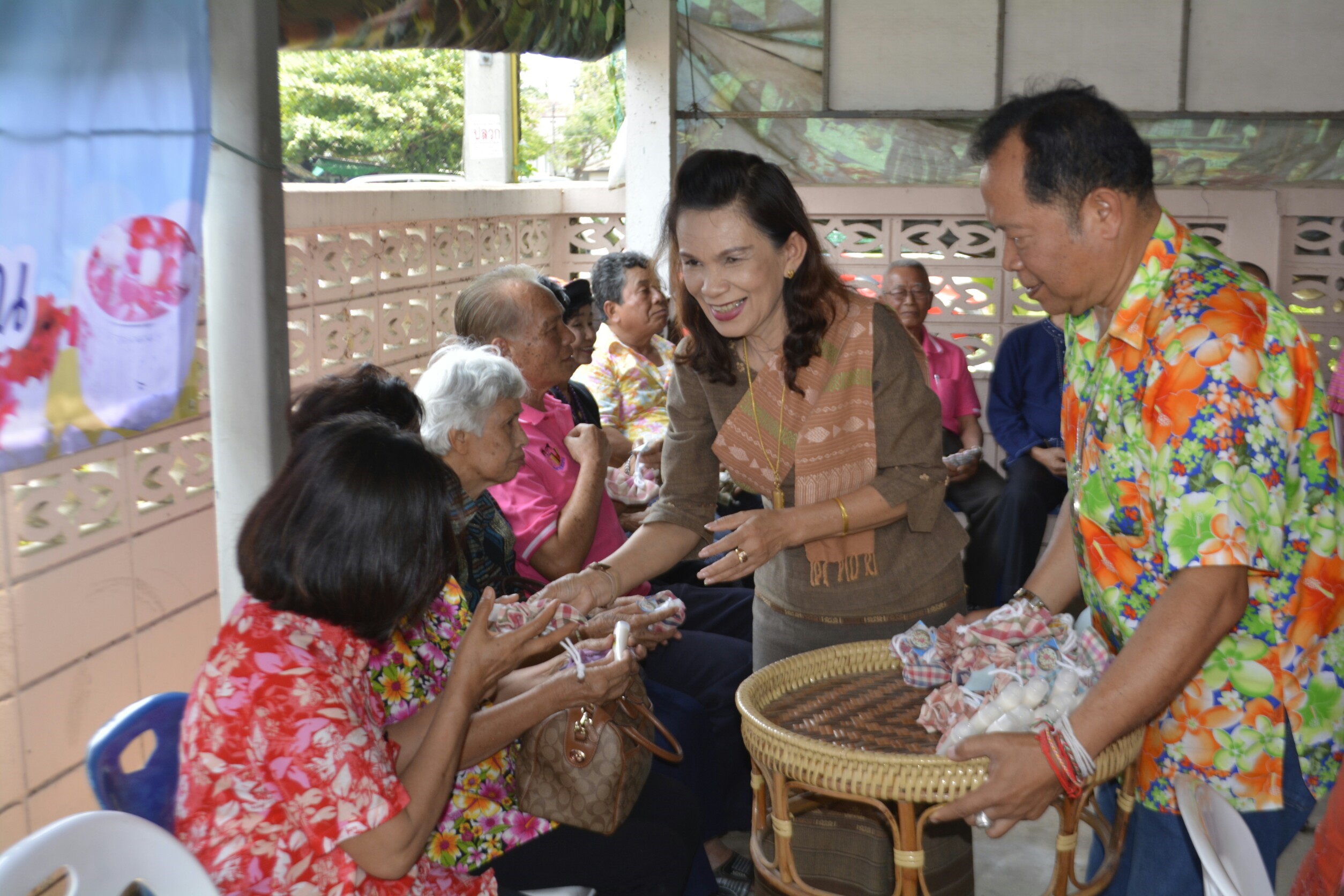 เจ้าหน้าที่ สพจ.น่าน รดน้ำขอพรเนื่องในวันเทศกาลสงกรานต์ปี๋ใหม่เมือง 2561 จากพัฒนาการจังหวัดน่าน หัวหน้ากลุ่ม/ฝ่าย และข้าราชการบำนาญ