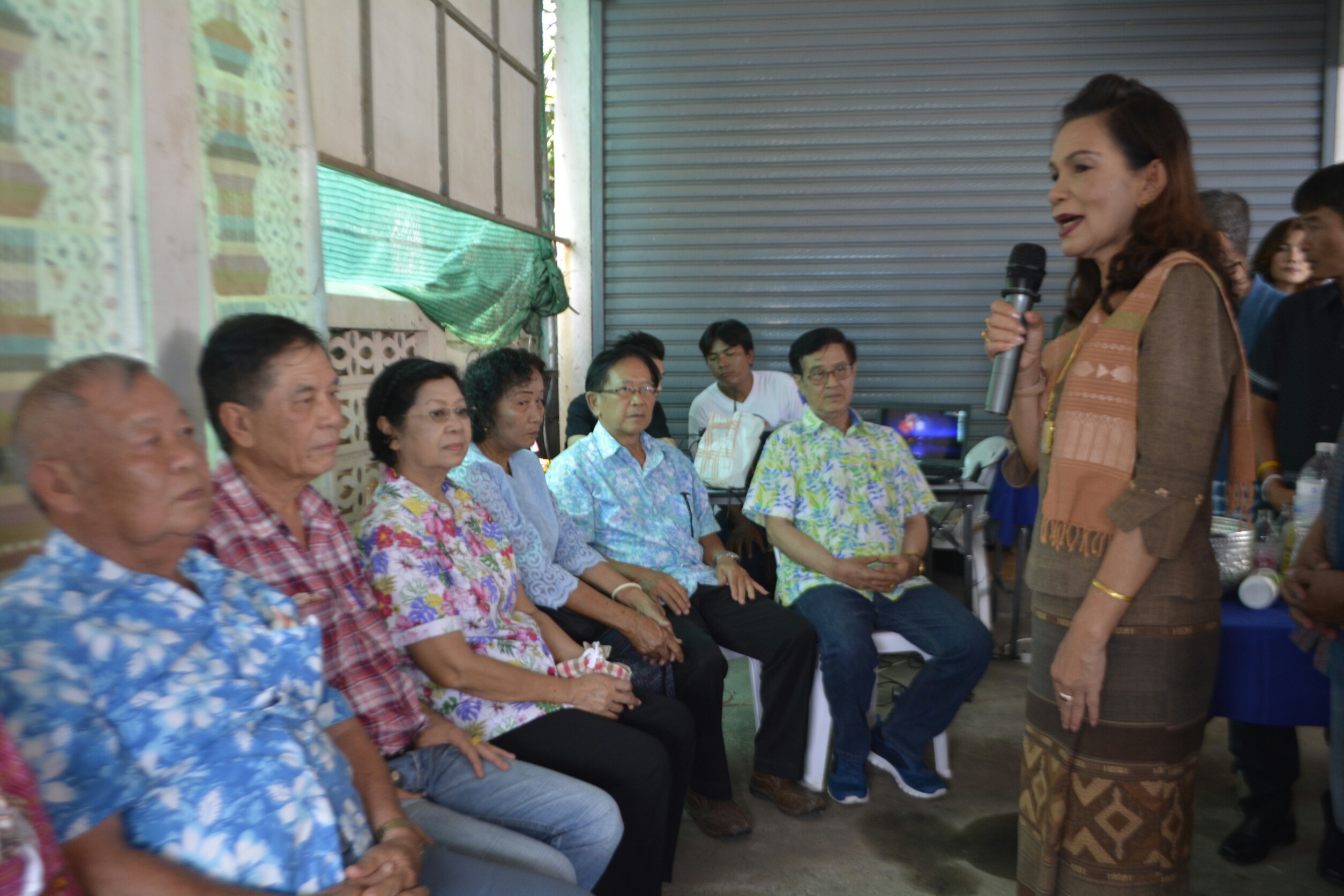 เจ้าหน้าที่ สพจ.น่าน รดน้ำขอพรเนื่องในวันเทศกาลสงกรานต์ปี๋ใหม่เมือง 2561 จากพัฒนาการจังหวัดน่าน หัวหน้ากลุ่ม/ฝ่าย และข้าราชการบำนาญ