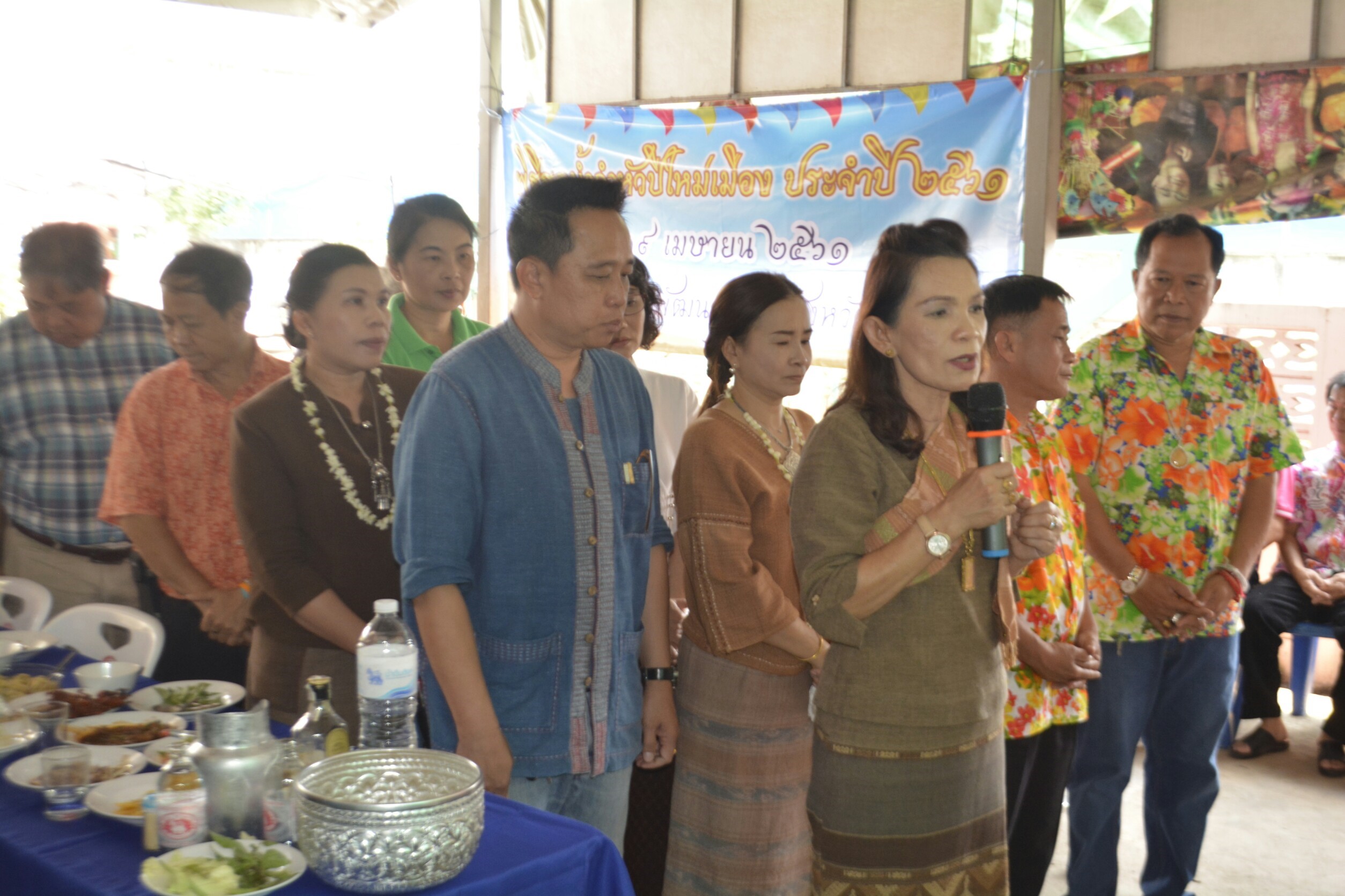 เจ้าหน้าที่ สพจ.น่าน รดน้ำขอพรเนื่องในวันเทศกาลสงกรานต์ปี๋ใหม่เมือง 2561 จากพัฒนาการจังหวัดน่าน หัวหน้ากลุ่ม/ฝ่าย และข้าราชการบำนาญ