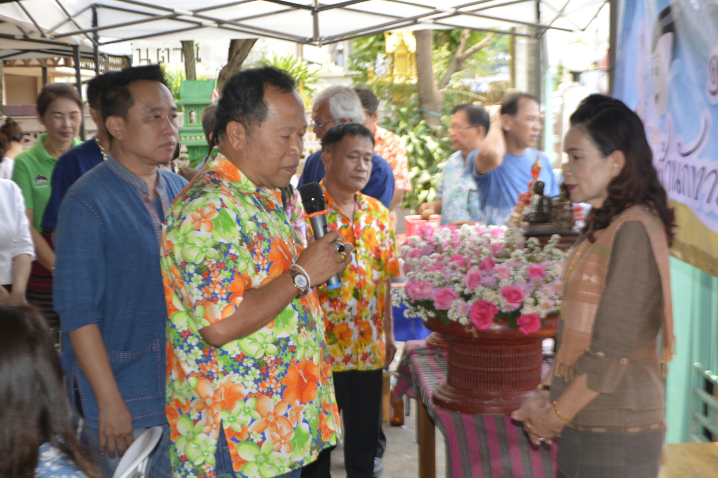 เจ้าหน้าที่ สพจ.น่าน รดน้ำขอพรเนื่องในวันเทศกาลสงกรานต์ปี๋ใหม่เมือง 2561 จากพัฒนาการจังหวัดน่าน หัวหน้ากลุ่ม/ฝ่าย และข้าราชการบำนาญ