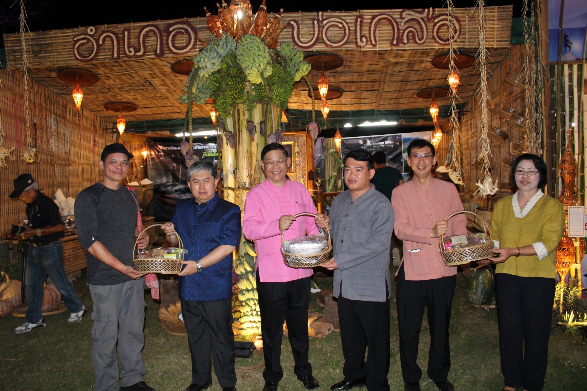 เจ้าหน้าที่พัฒนาชุมชน จ.น่าน ร่วมจัดนิทรรศการของดีเมืองน่านและสินค้า OTOP 15 อำเภอ