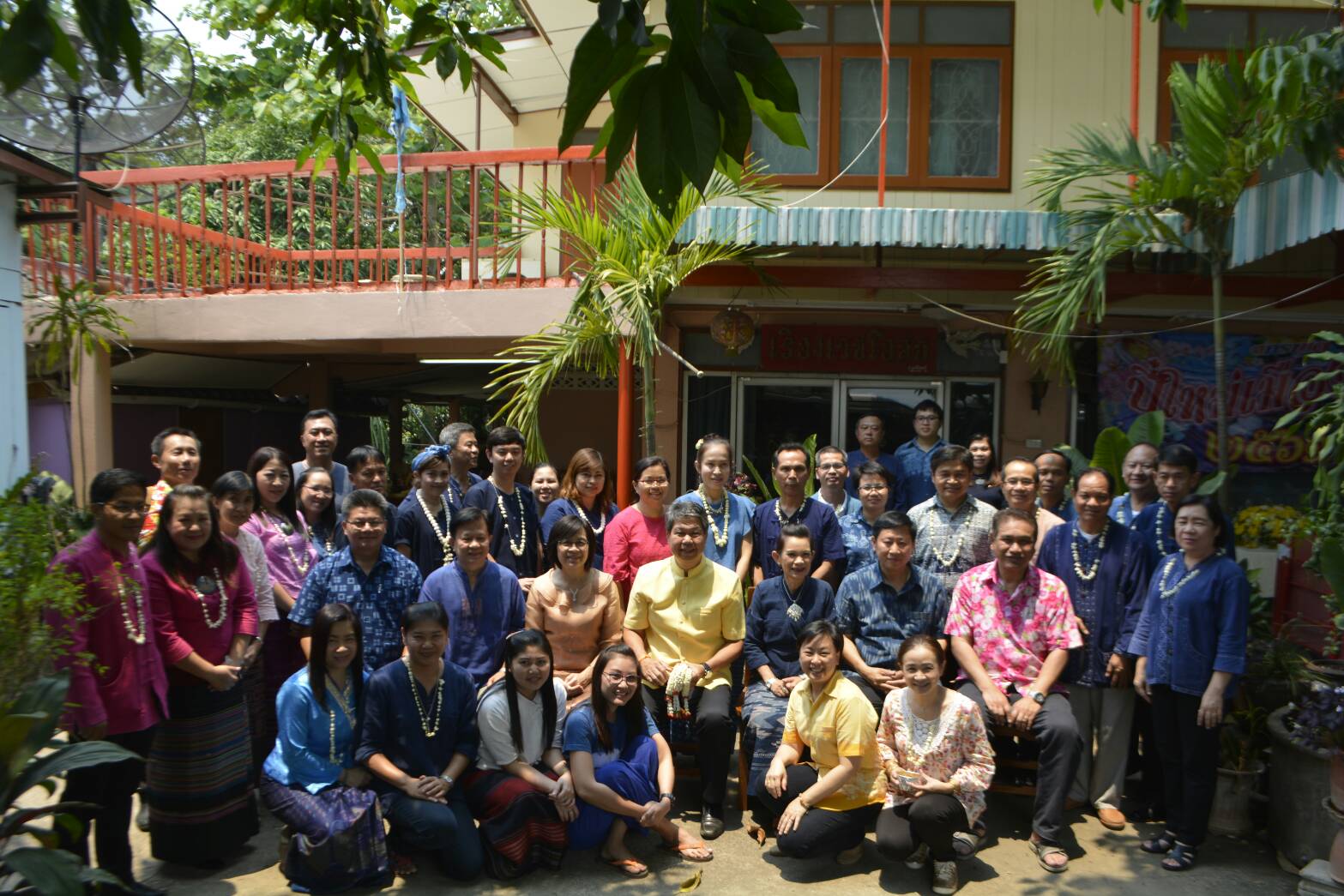 พัฒนาการจังหวัดน่านพร้อมคณะ ขอพรเนื่องในเทศกาลสงกรานต์ปี๋ใหม่เมือง 2561 จากนายก่อพงษ์ โกมลรัตน์ ผู้ตรวจราชการกรมฯ