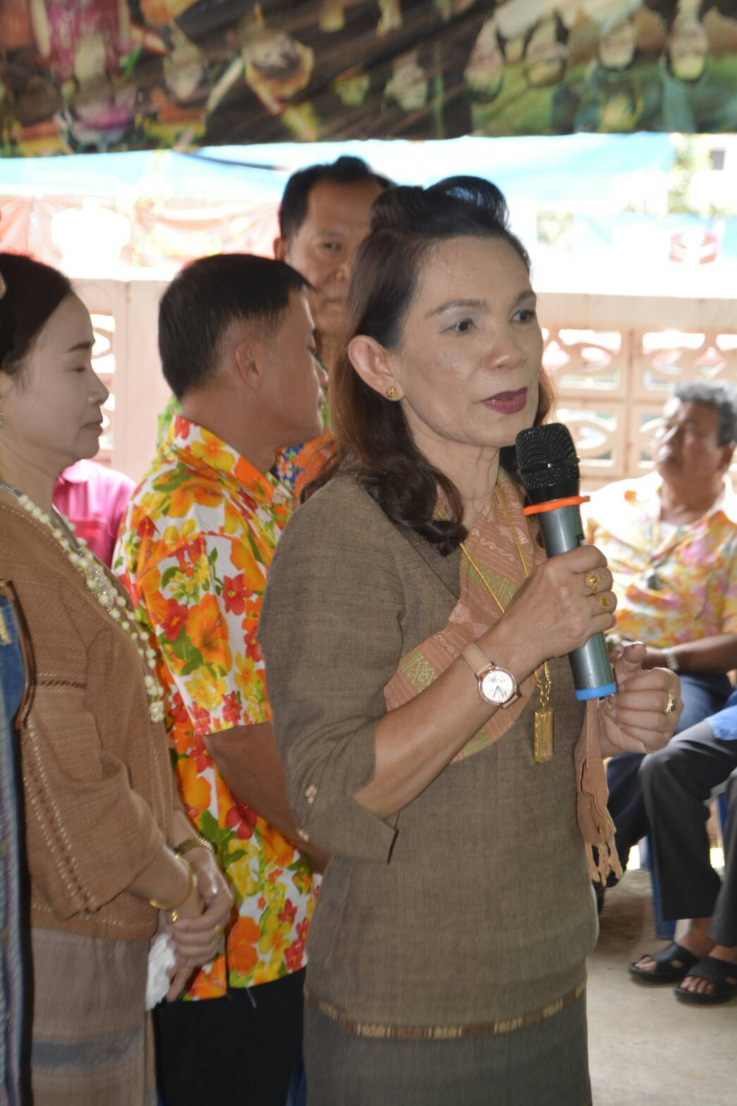 เจ้าหน้าที่ สพจ.น่าน รดน้ำขอพรเนื่องในวันเทศกาลสงกรานต์ปี๋ใหม่เมือง 2561 จากพัฒนาการจังหวัดน่าน หัวหน้ากลุ่ม/ฝ่าย และข้าราชการบำนาญ