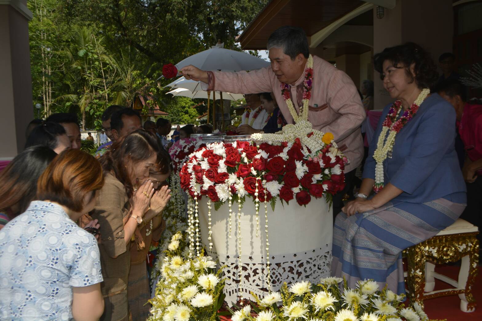 พัฒนาการจังหวัดน่านพร้อมด้วยคณะ รดน้ำขอพรเนื่องในเทศกาลสงกรานต์ ปี๋ใหม่เมือง 2561 จากผู้ว่าราชการจังหวัดน่าน,รองผู้ว่าฯ และปลัดจังหวัดน่าน