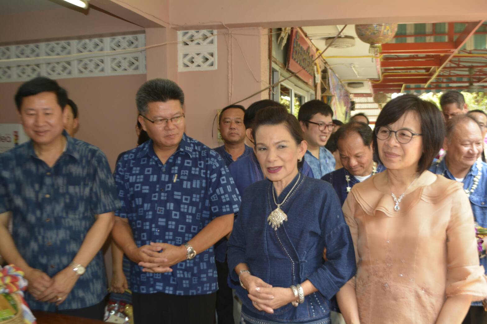 พัฒนาการจังหวัดน่านพร้อมคณะ ขอพรเนื่องในเทศกาลสงกรานต์ปี๋ใหม่เมือง 2561 จากนายก่อพงษ์ โกมลรัตน์ ผู้ตรวจราชการกรมฯ