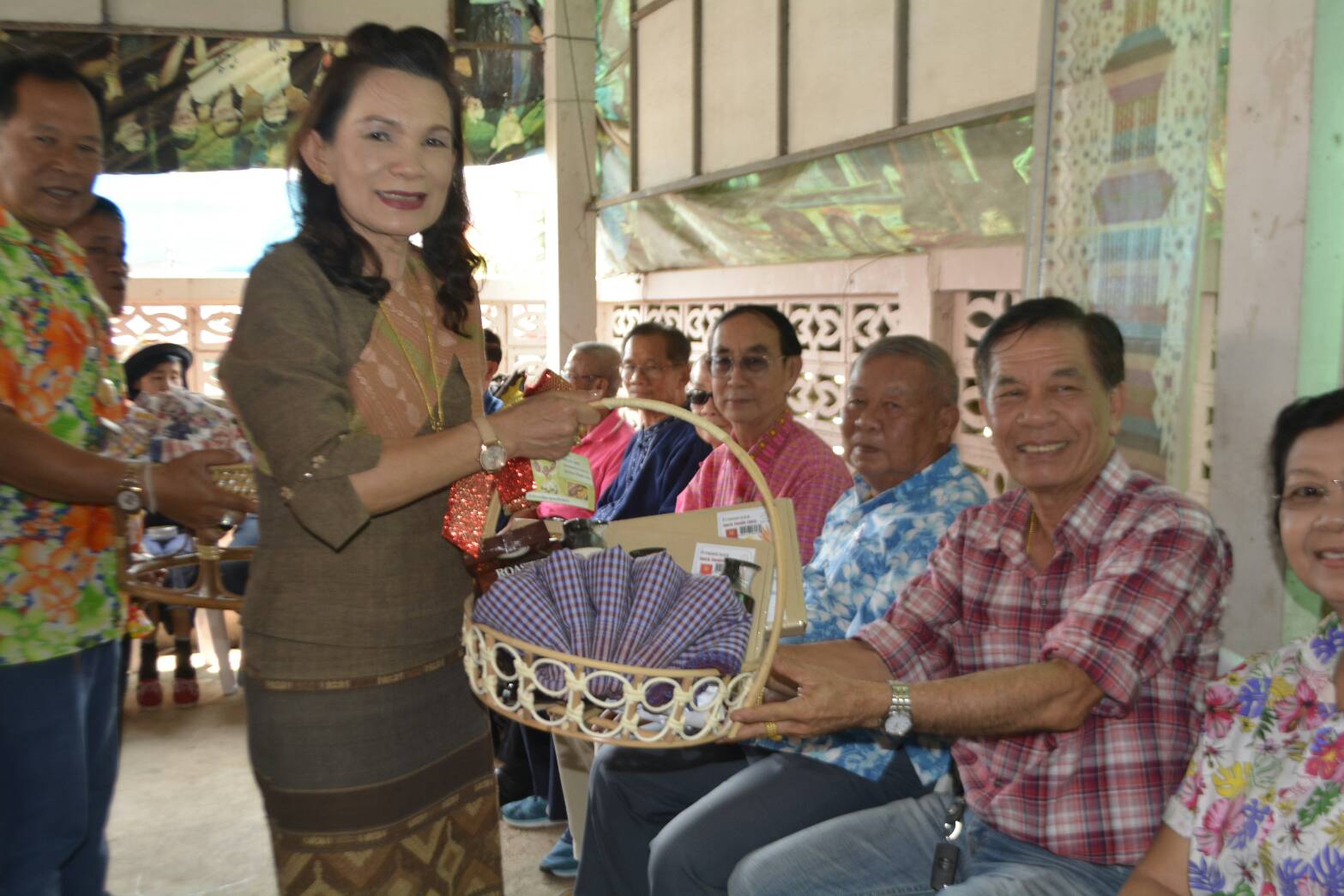 เจ้าหน้าที่ สพจ.น่าน รดน้ำขอพรเนื่องในวันเทศกาลสงกรานต์ปี๋ใหม่เมือง 2561 จากพัฒนาการจังหวัดน่าน หัวหน้ากลุ่ม/ฝ่าย และข้าราชการบำนาญ