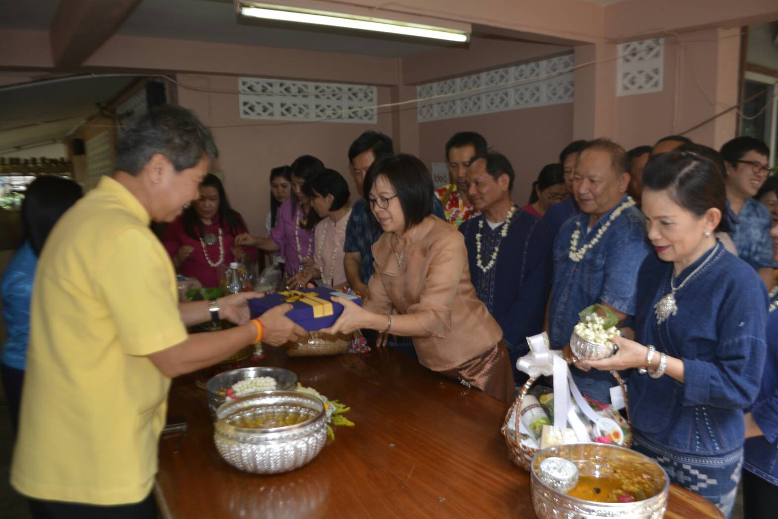 พัฒนาการจังหวัดน่านพร้อมคณะ ขอพรเนื่องในเทศกาลสงกรานต์ปี๋ใหม่เมือง 2561 จากนายก่อพงษ์ โกมลรัตน์ ผู้ตรวจราชการกรมฯ