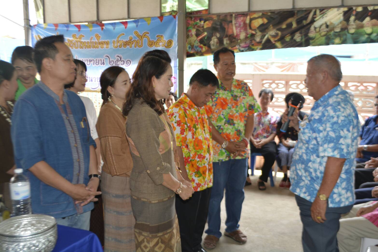 เจ้าหน้าที่ สพจ.น่าน รดน้ำขอพรเนื่องในวันเทศกาลสงกรานต์ปี๋ใหม่เมือง 2561 จากพัฒนาการจังหวัดน่าน หัวหน้ากลุ่ม/ฝ่าย และข้าราชการบำนาญ