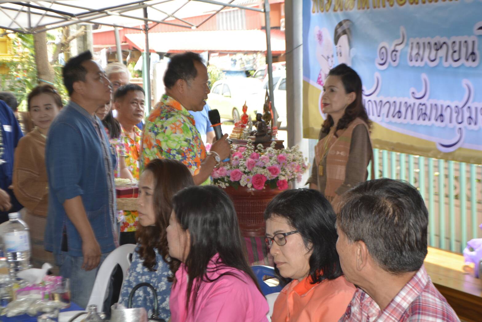 เจ้าหน้าที่ สพจ.น่าน รดน้ำขอพรเนื่องในวันเทศกาลสงกรานต์ปี๋ใหม่เมือง 2561 จากพัฒนาการจังหวัดน่าน หัวหน้ากลุ่ม/ฝ่าย และข้าราชการบำนาญ