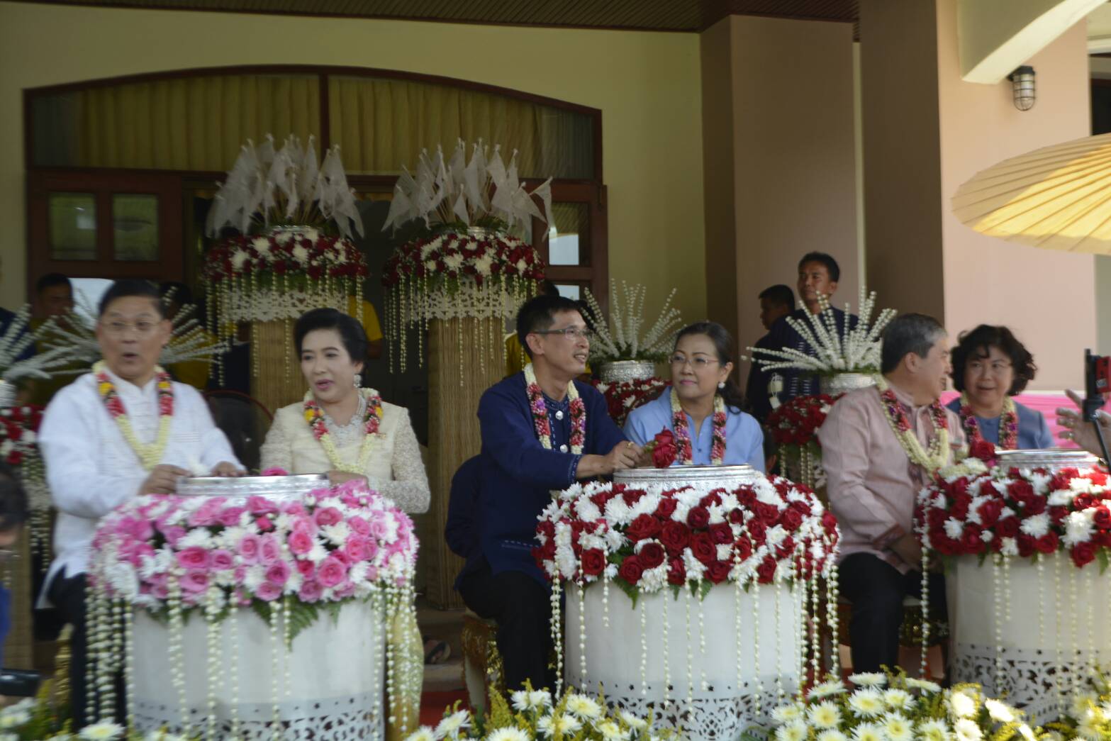 พัฒนาการจังหวัดน่านพร้อมด้วยคณะ รดน้ำขอพรเนื่องในเทศกาลสงกรานต์ ปี๋ใหม่เมือง 2561 จากผู้ว่าราชการจังหวัดน่าน,รองผู้ว่าฯ และปลัดจังหวัดน่าน