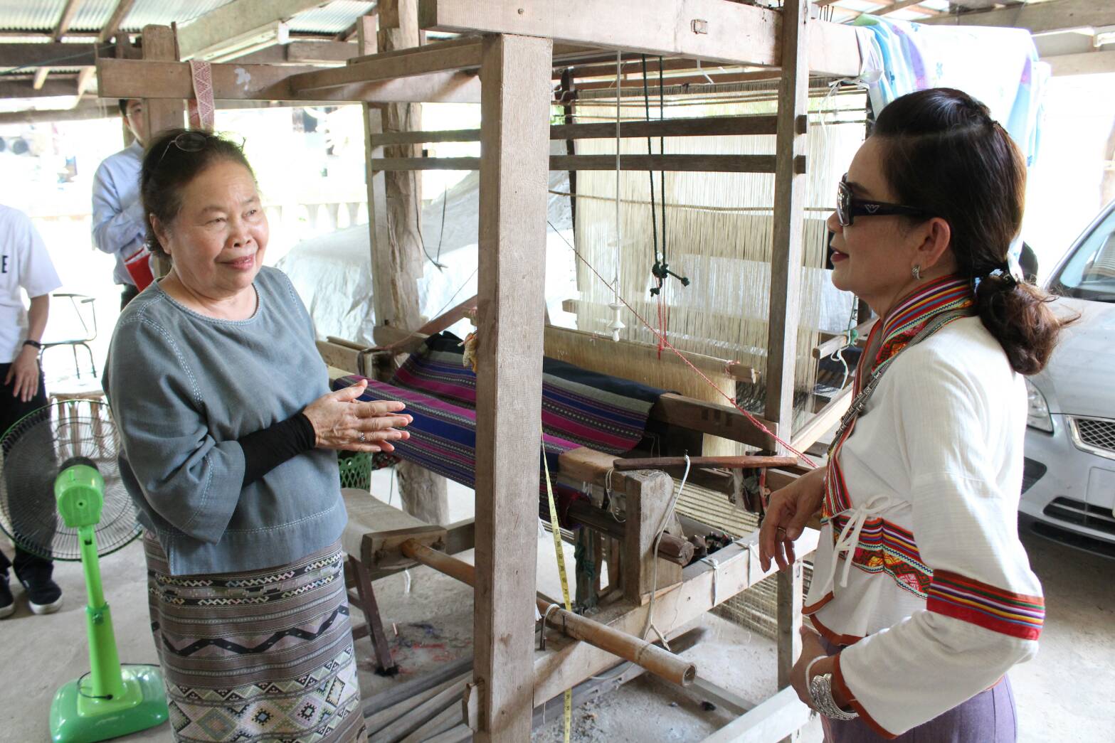 พัฒนาการจังหวัดน่านนำทีมงานครอบครัวข่าว ๓ สถานีวิทยุโทรทัศน์ไทยทีวีสีช่อง ๓ ชมกิจกรรมหมู่บ้าน OTOP เพื่อการท่องเที่ยว