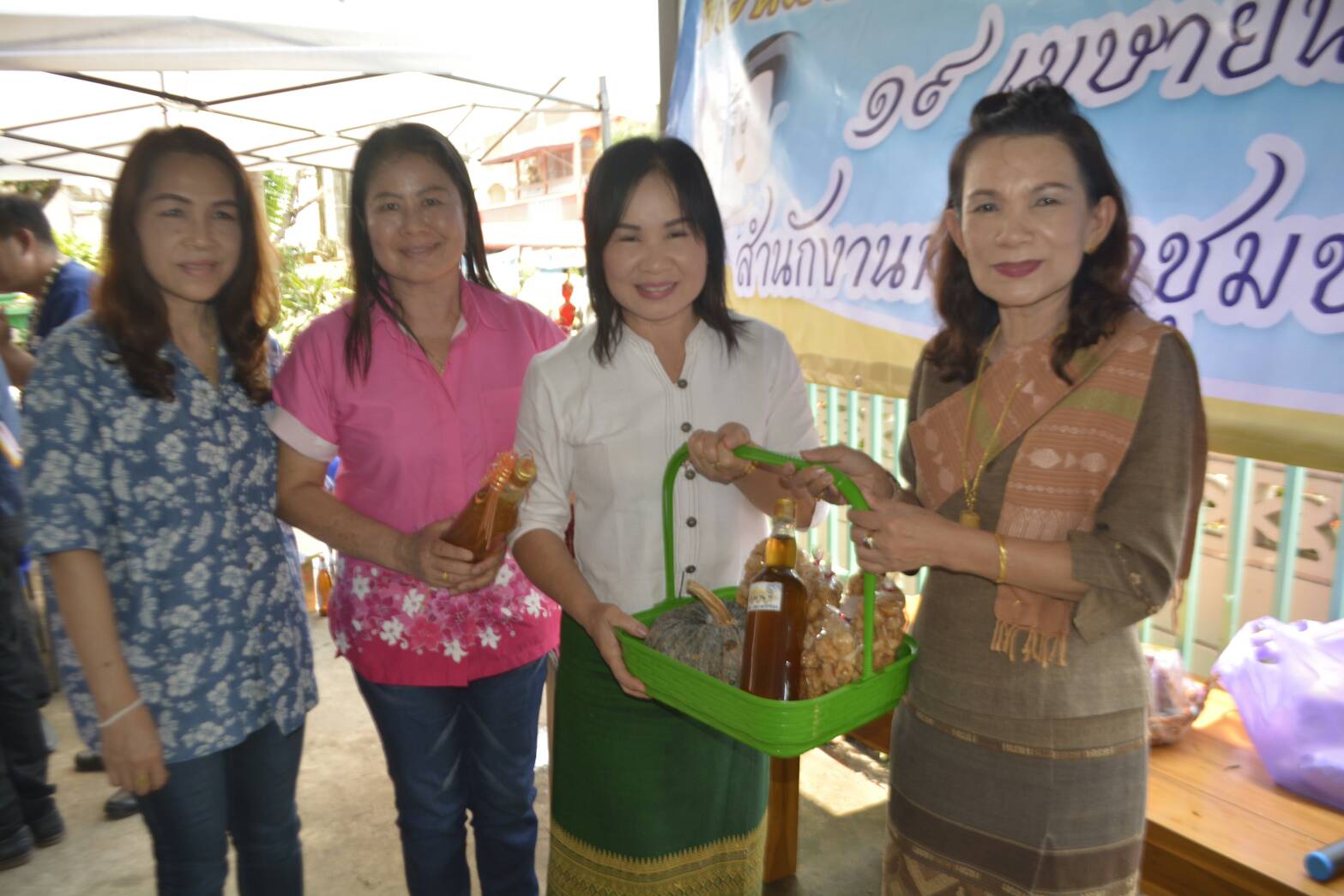 เจ้าหน้าที่ สพจ.น่าน รดน้ำขอพรเนื่องในวันเทศกาลสงกรานต์ปี๋ใหม่เมือง 2561 จากพัฒนาการจังหวัดน่าน หัวหน้ากลุ่ม/ฝ่าย และข้าราชการบำนาญ