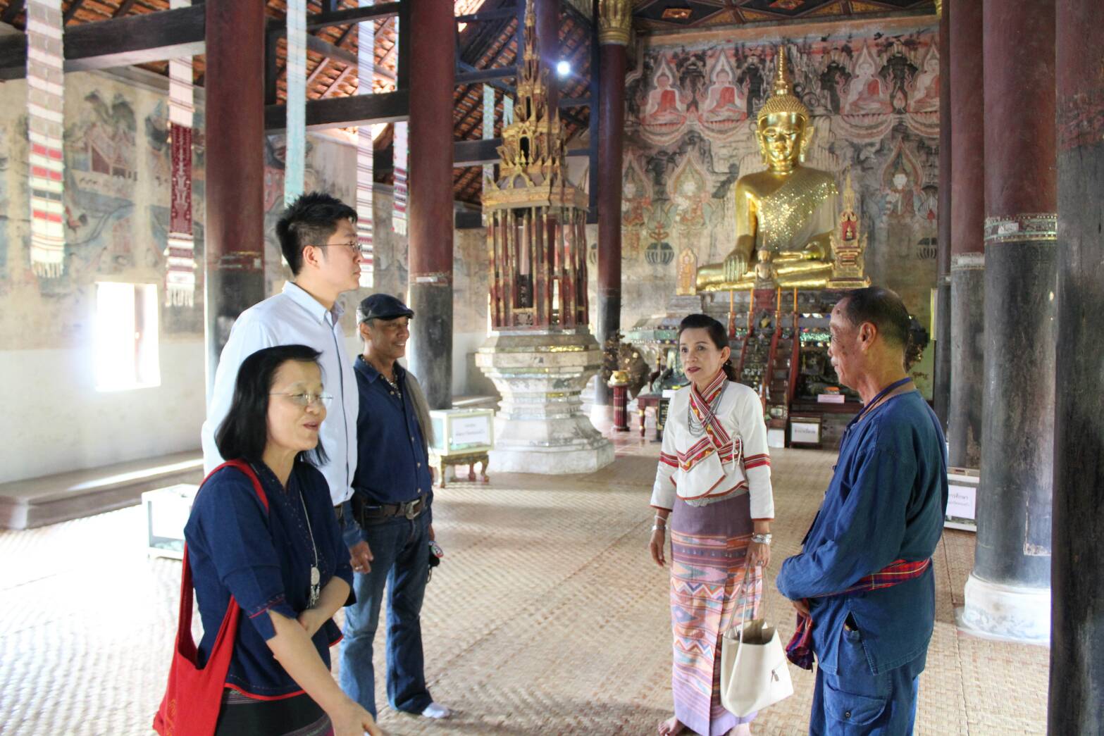 พัฒนาการจังหวัดน่านนำทีมงานครอบครัวข่าว ๓ สถานีวิทยุโทรทัศน์ไทยทีวีสีช่อง ๓ ชมกิจกรรมหมู่บ้าน OTOP เพื่อการท่องเที่ยว