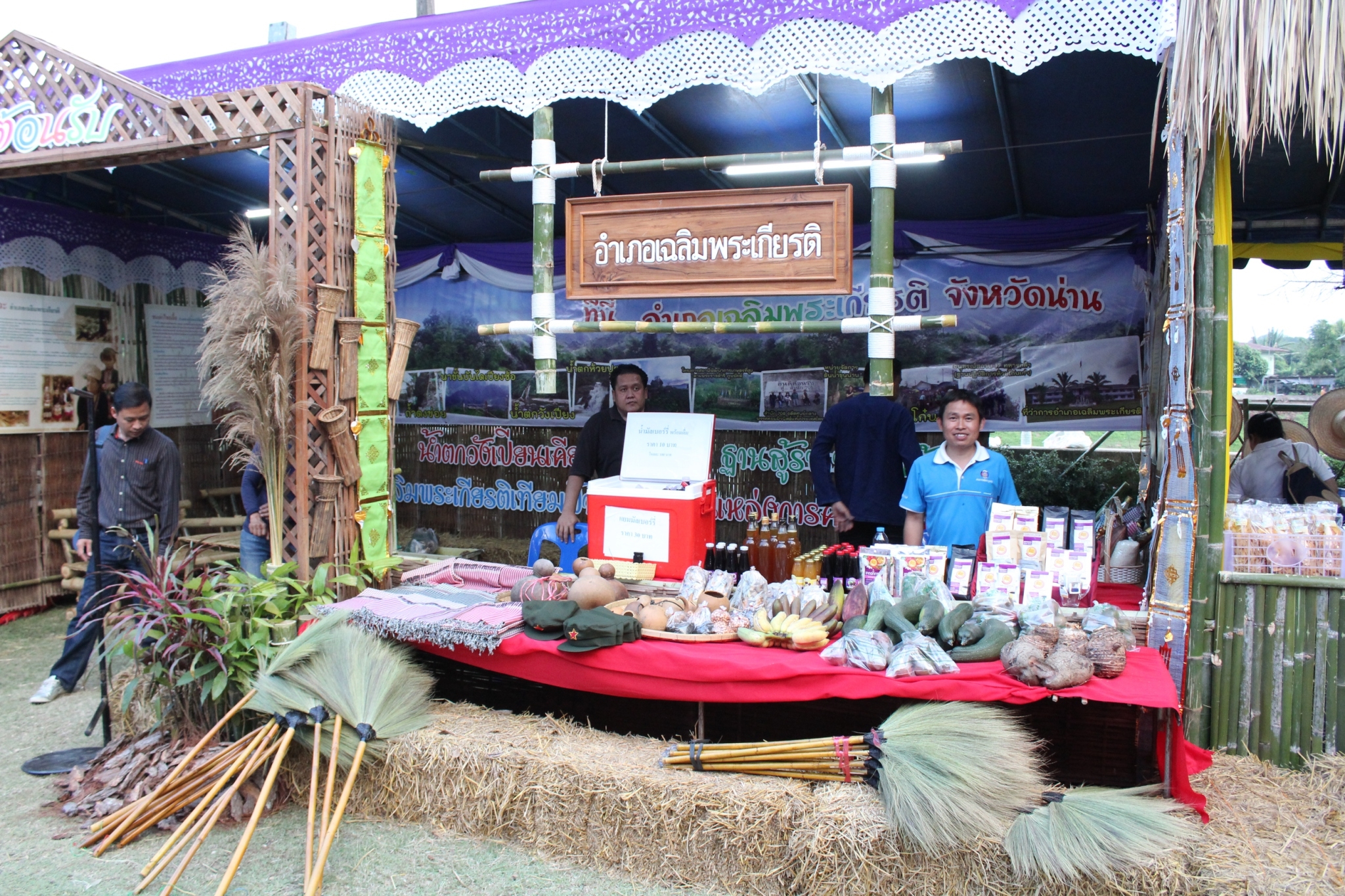 เจ้าหน้าที่พัฒนาชุมชน จ.น่าน ร่วมจัดนิทรรศการของดีเมืองน่านและสินค้า OTOP 15 อำเภอ