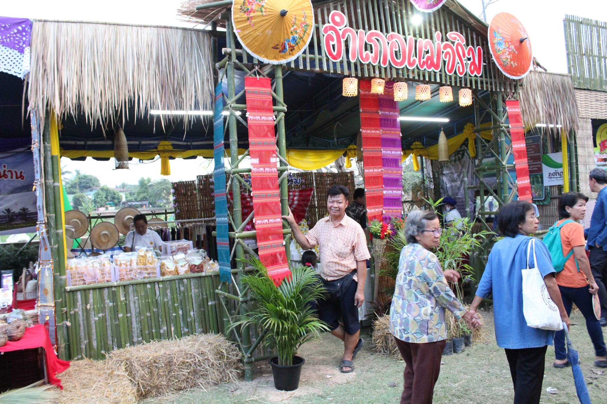 เจ้าหน้าที่พัฒนาชุมชน จ.น่าน ร่วมจัดนิทรรศการของดีเมืองน่านและสินค้า OTOP 15 อำเภอ