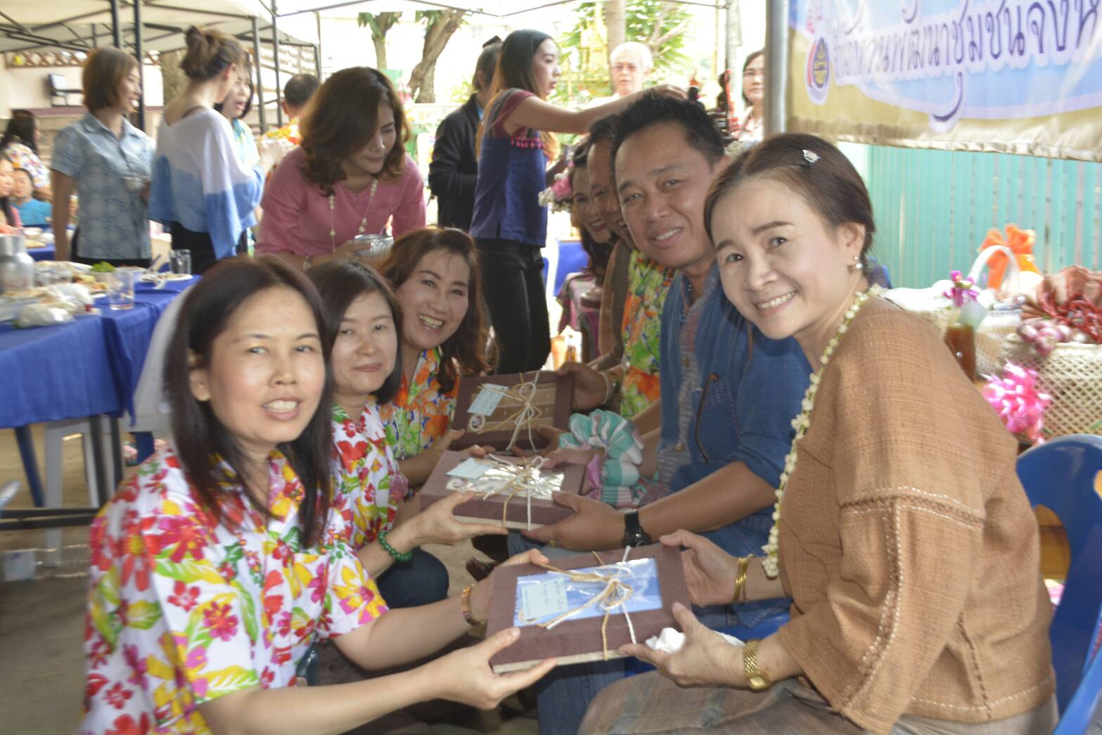 เจ้าหน้าที่ สพจ.น่าน รดน้ำขอพรเนื่องในวันเทศกาลสงกรานต์ปี๋ใหม่เมือง 2561 จากพัฒนาการจังหวัดน่าน หัวหน้ากลุ่ม/ฝ่าย และข้าราชการบำนาญ