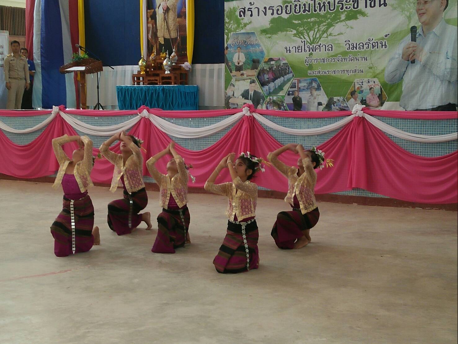 สพจ.น่าน ร่วมกิจกรรม”หน่วยบำบัดทุกข์ บำรุงสุข สร้างรอยยิ้มให้ประชาชน” พร้อมมอบเงินกองทุนพัฒนาเด็กในชนบทจังหวัดน่าน ในพระราชูปถัมภ์สมเด็จพระเทพฯ