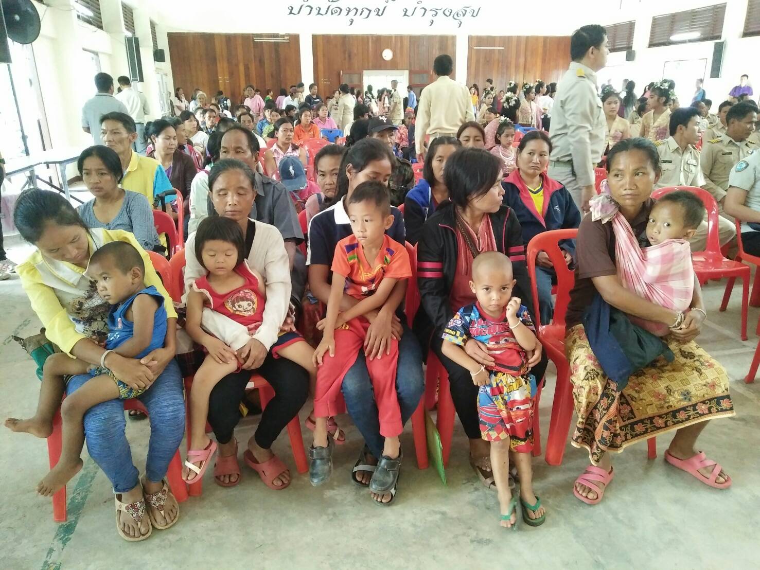 สพจ.น่าน ร่วมกิจกรรม”หน่วยบำบัดทุกข์ บำรุงสุข สร้างรอยยิ้มให้ประชาชน” พร้อมมอบเงินกองทุนพัฒนาเด็กในชนบทจังหวัดน่าน ในพระราชูปถัมภ์สมเด็จพระเทพฯ
