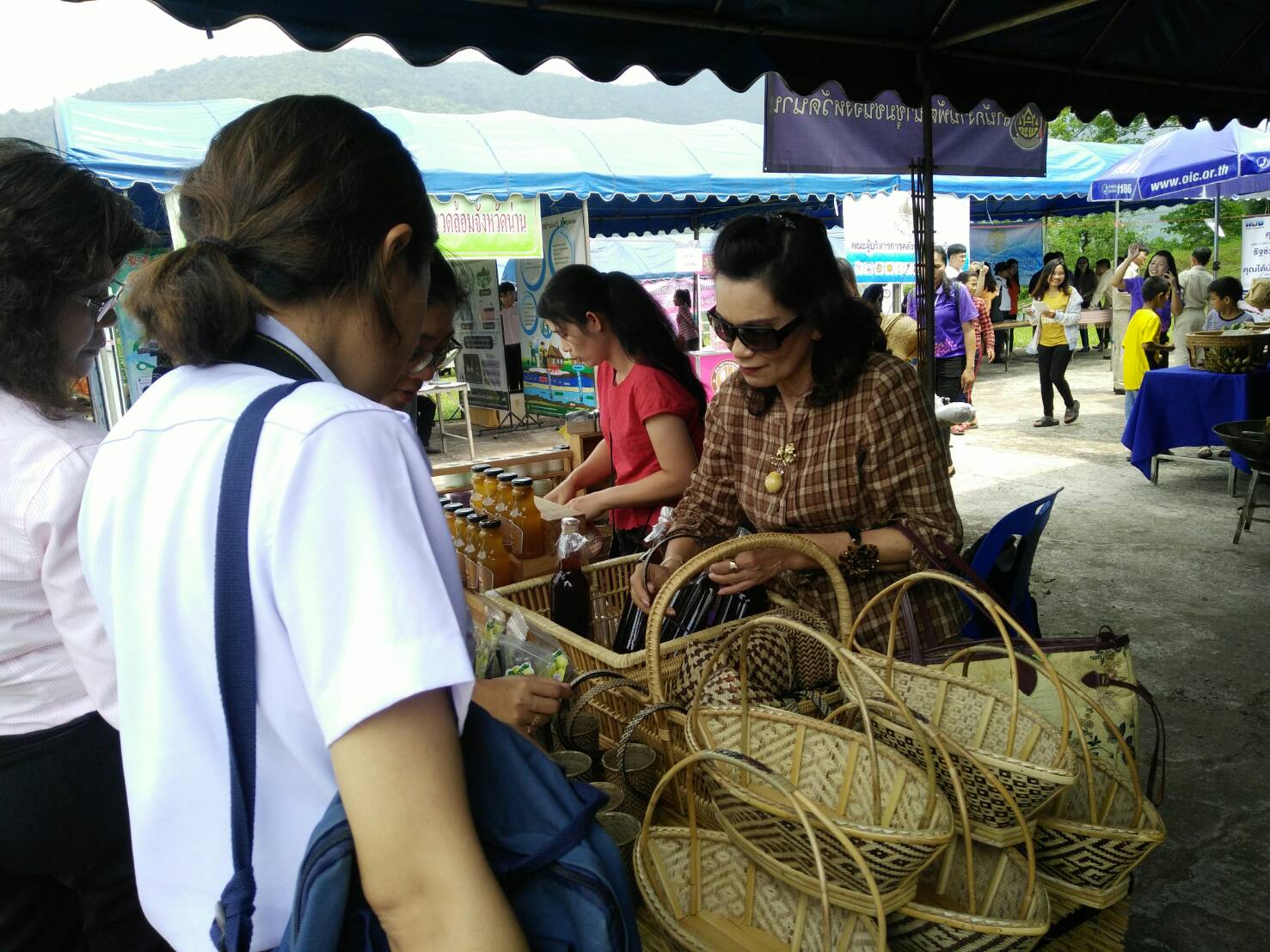 สพจ.น่าน ร่วมกับ สพอ.บ่อเกลือ จัดกิจกรรมสาธิตอาชีพสัมมาชีพชุมชน ในโครงการ”หน่วยบำบัดทุกข์ บำรุงสุข สร้างรอยยิ้มให้ประชาชน” 