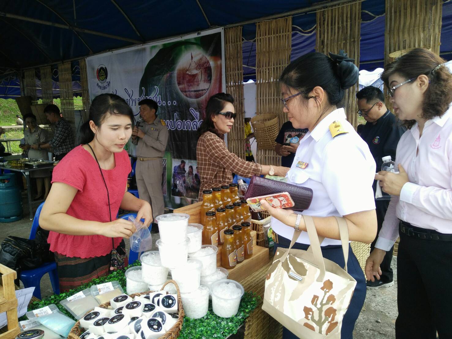 สพจ.น่าน ร่วมกับ สพอ.บ่อเกลือ จัดกิจกรรมสาธิตอาชีพสัมมาชีพชุมชน ในโครงการ”หน่วยบำบัดทุกข์ บำรุงสุข สร้างรอยยิ้มให้ประชาชน” 