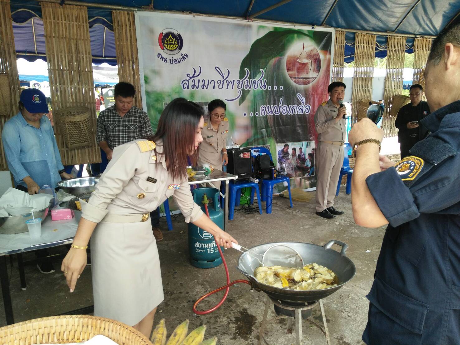 สพจ.น่าน ร่วมกับ สพอ.บ่อเกลือ จัดกิจกรรมสาธิตอาชีพสัมมาชีพชุมชน ในโครงการ”หน่วยบำบัดทุกข์ บำรุงสุข สร้างรอยยิ้มให้ประชาชน” 