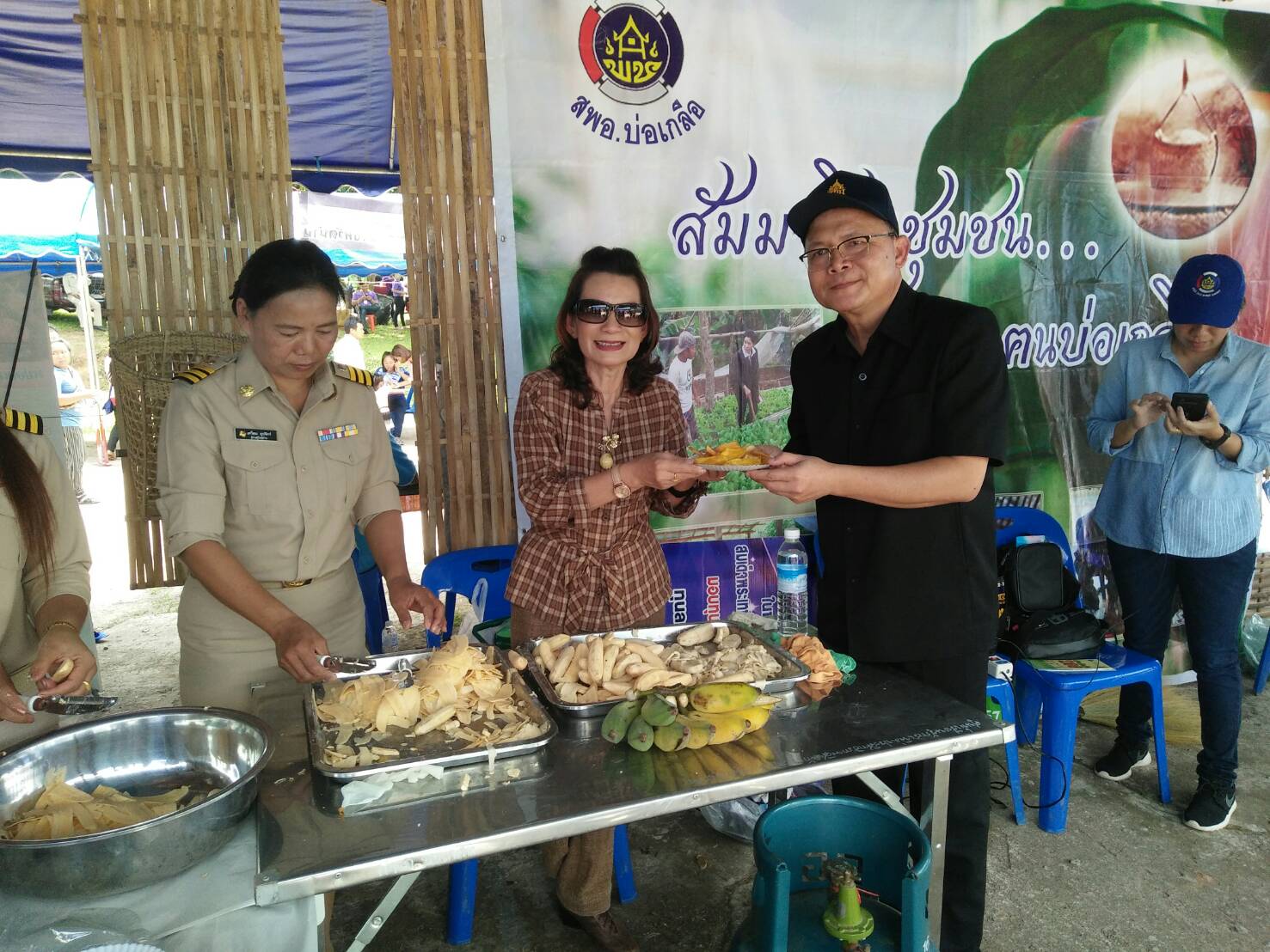 สพจ.น่าน ร่วมกับ สพอ.บ่อเกลือ จัดกิจกรรมสาธิตอาชีพสัมมาชีพชุมชน ในโครงการ”หน่วยบำบัดทุกข์ บำรุงสุข สร้างรอยยิ้มให้ประชาชน” 