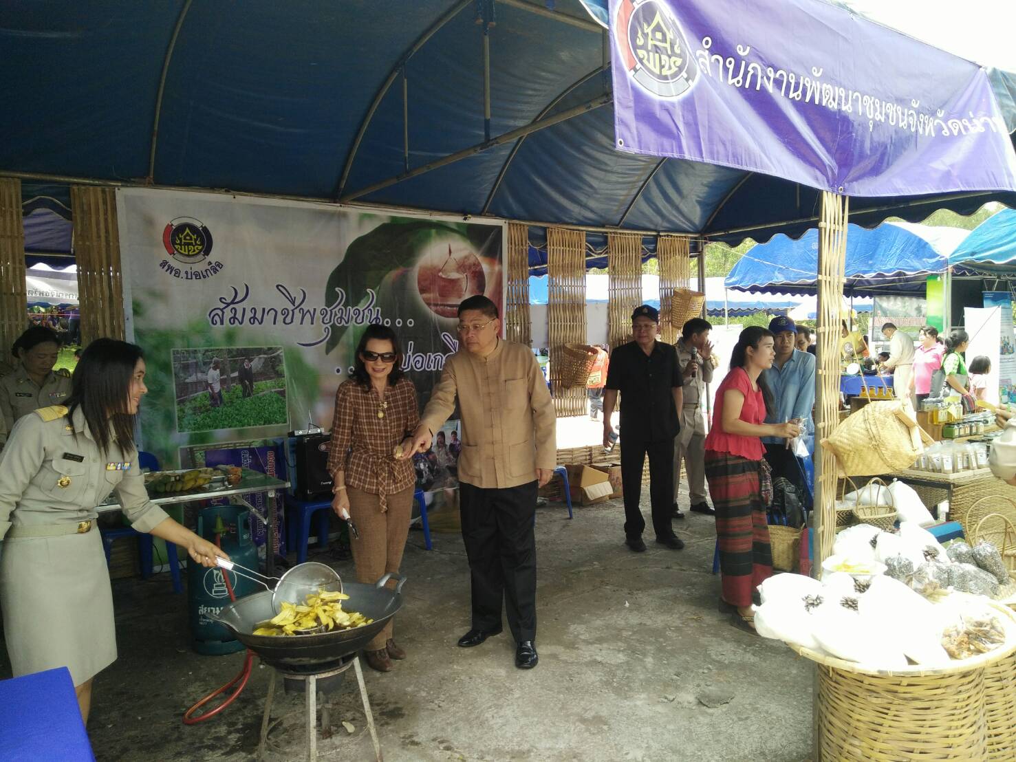 สพจ.น่าน ร่วมกับ สพอ.บ่อเกลือ จัดกิจกรรมสาธิตอาชีพสัมมาชีพชุมชน ในโครงการ”หน่วยบำบัดทุกข์ บำรุงสุข สร้างรอยยิ้มให้ประชาชน” 