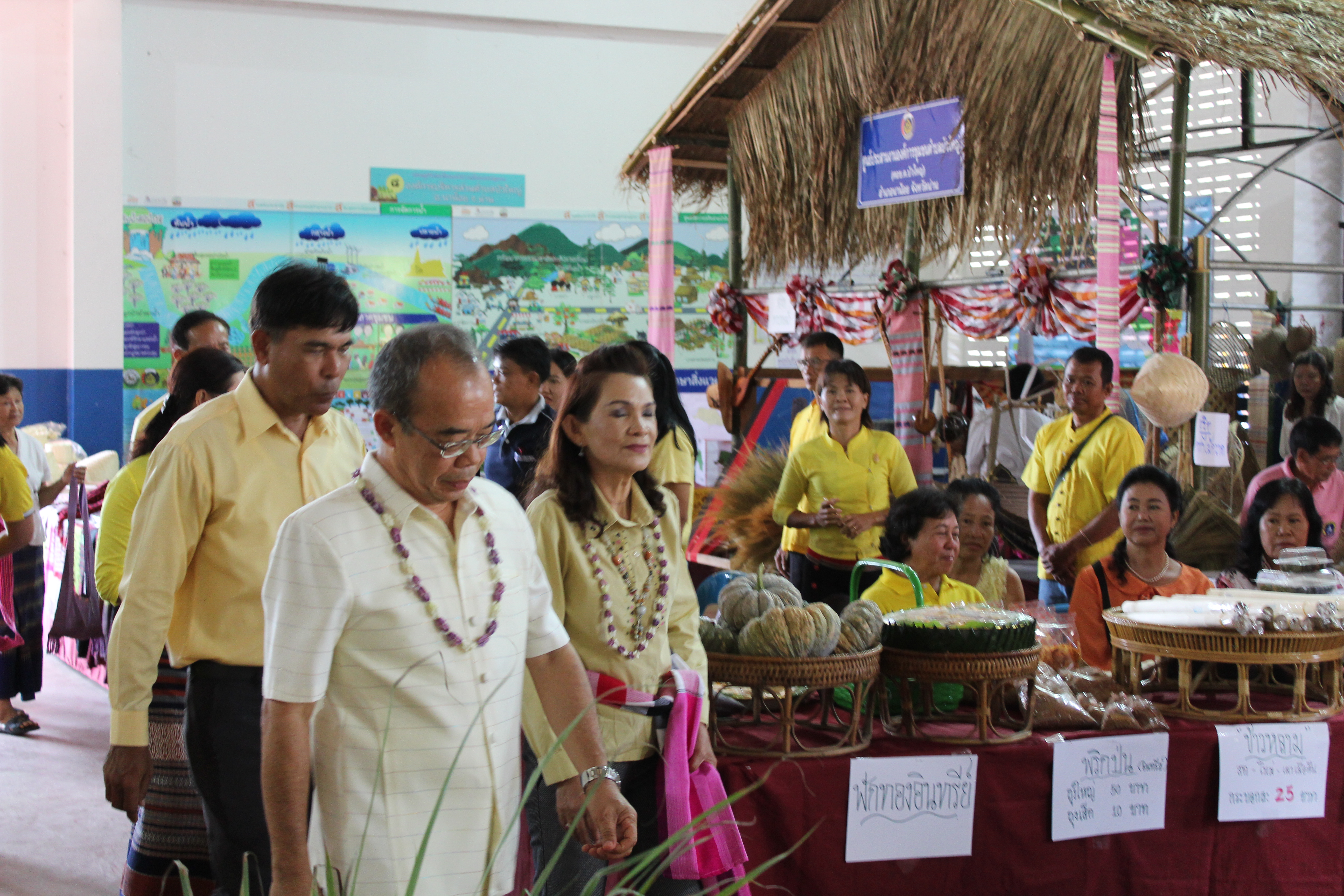 คัดสรรหมู่บ้านเศรษฐกิจพอเพียง “อยู่เย็น เป็นสุข” และกิจกรรมพัฒนาชุมชนดีเด่น (วันที่ 1) อ.นาหมื่น