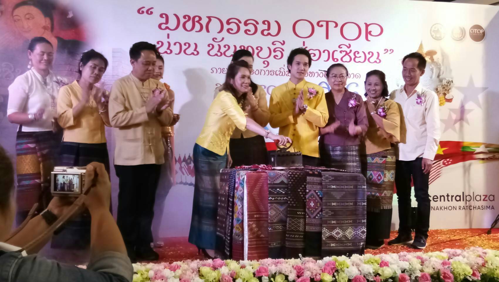 สพจ.น่าน เสริมสร้างความเข้มแข็งและเพิ่มช่องทางการตลาดให้แก่ผู้ผลิตและผู้ประกอบการ  OTOP  น่านนคร