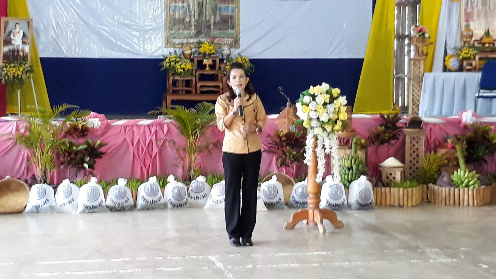 สพจ.น่าน มอบเงินกองทุนพัฒนาเด็กจังหวัดน่านในพระบรมราชูปถัมภ์ สมเด็จพระเทพรัตนราชสุดาฯ สยามบรมราชกุมารี