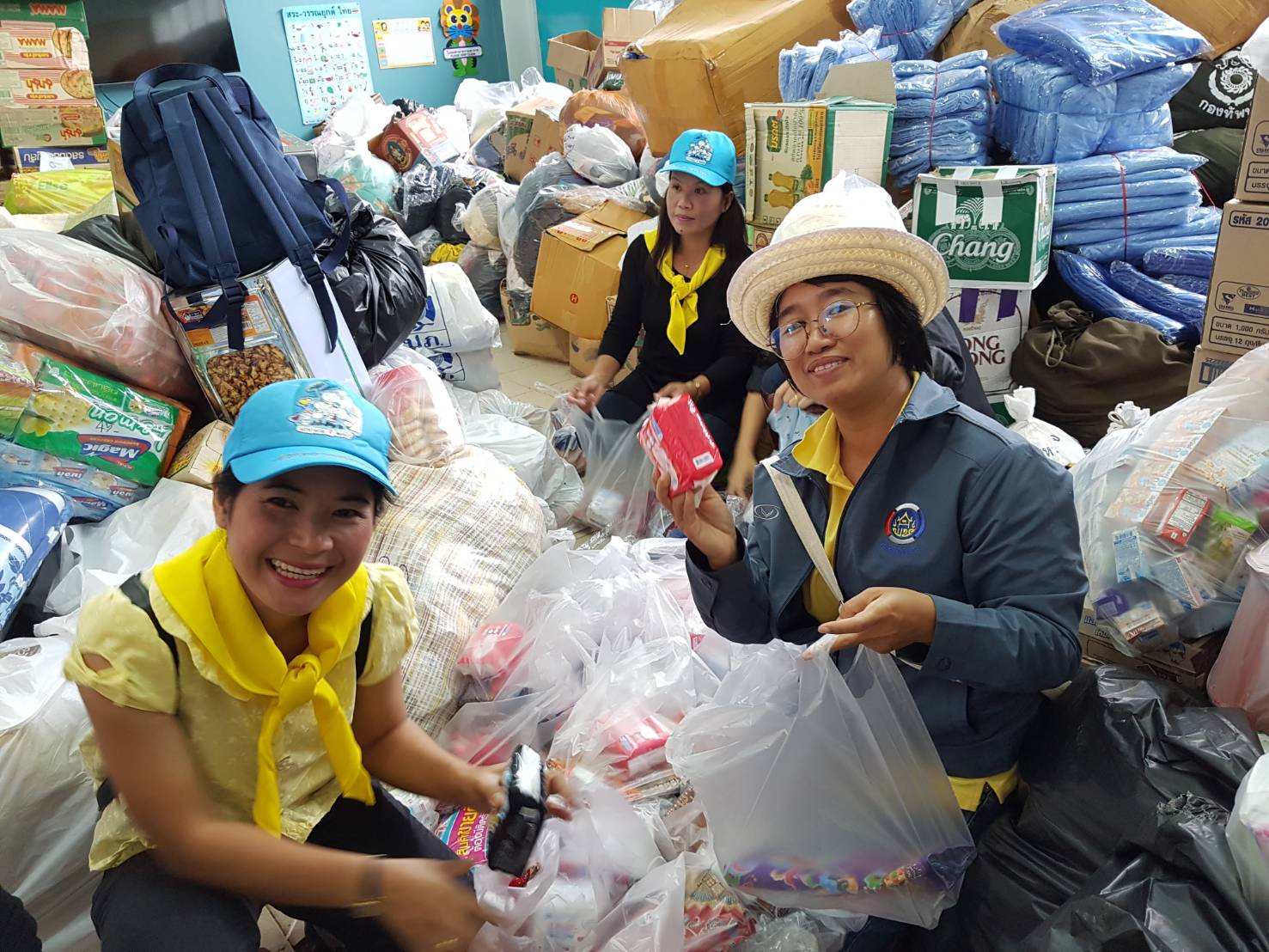 สพจ.น่าน ร่วมบริจาคเงินและสิ่งของให้กำลังใจแก่ผู้ประสบภัยดินโคลนถล่ม บ้านห้วยขาบ ต.บ่อเกลือเหนือ จ.น่าน