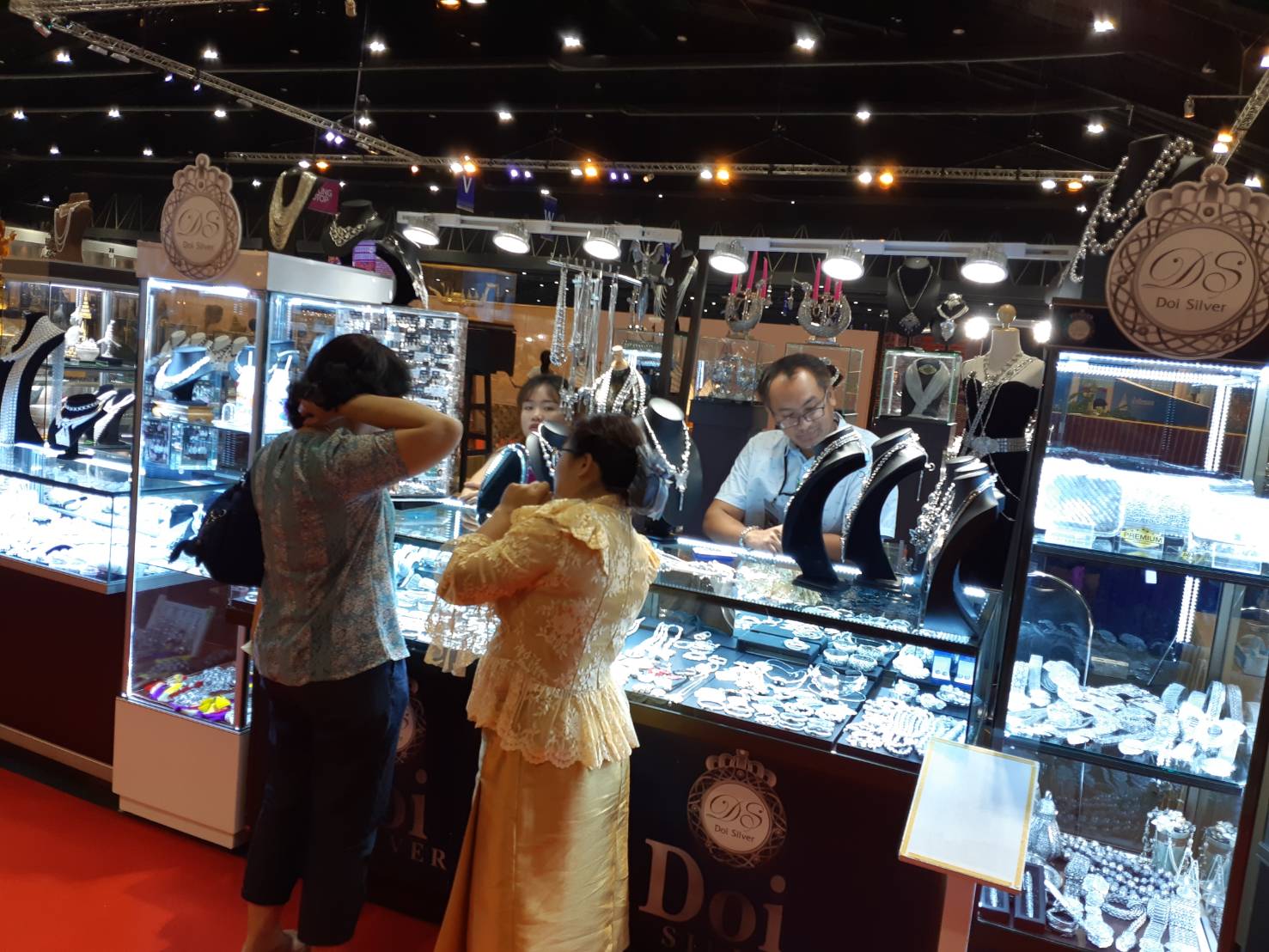 งานศิลปาชีพประทีปไทย OTOP ก้าวไกลด้วยพระบารมี 2561