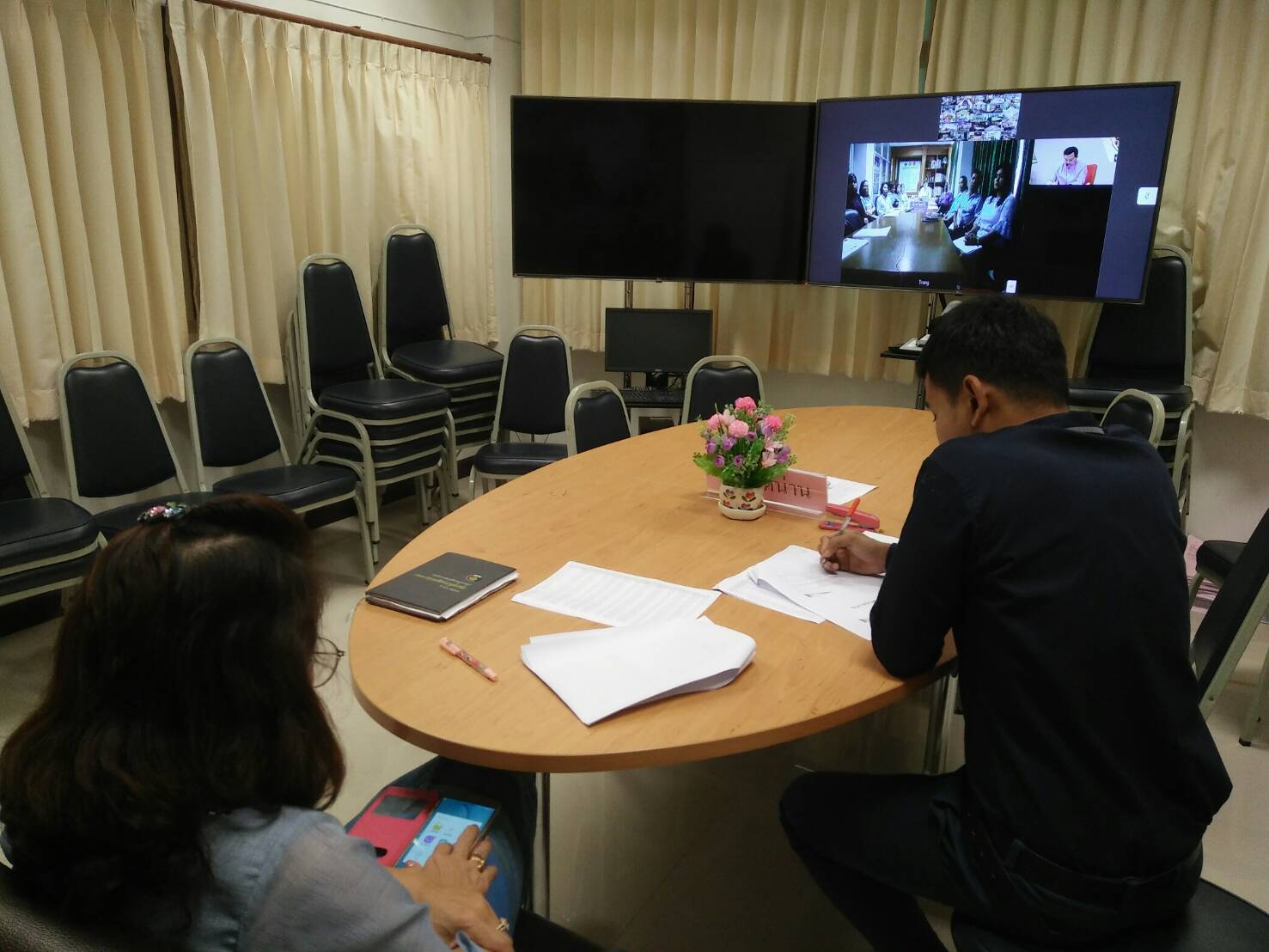 รับชมการประชุมติดตามเร่งรัดการดำเนินงานและแผนการใช้จ่ายงบประมาณกองทุนพัฒนาบทบาทสตรี ประจำปีงบประมาณ พ.ศ. 2561