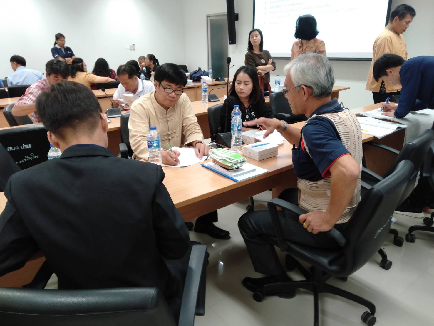 ประชุมเชิงปฏิบัติการขับเคลื่อนการพัฒนาเศรษฐกิจฐานรากและประชารัฐจังหวัดน่าน