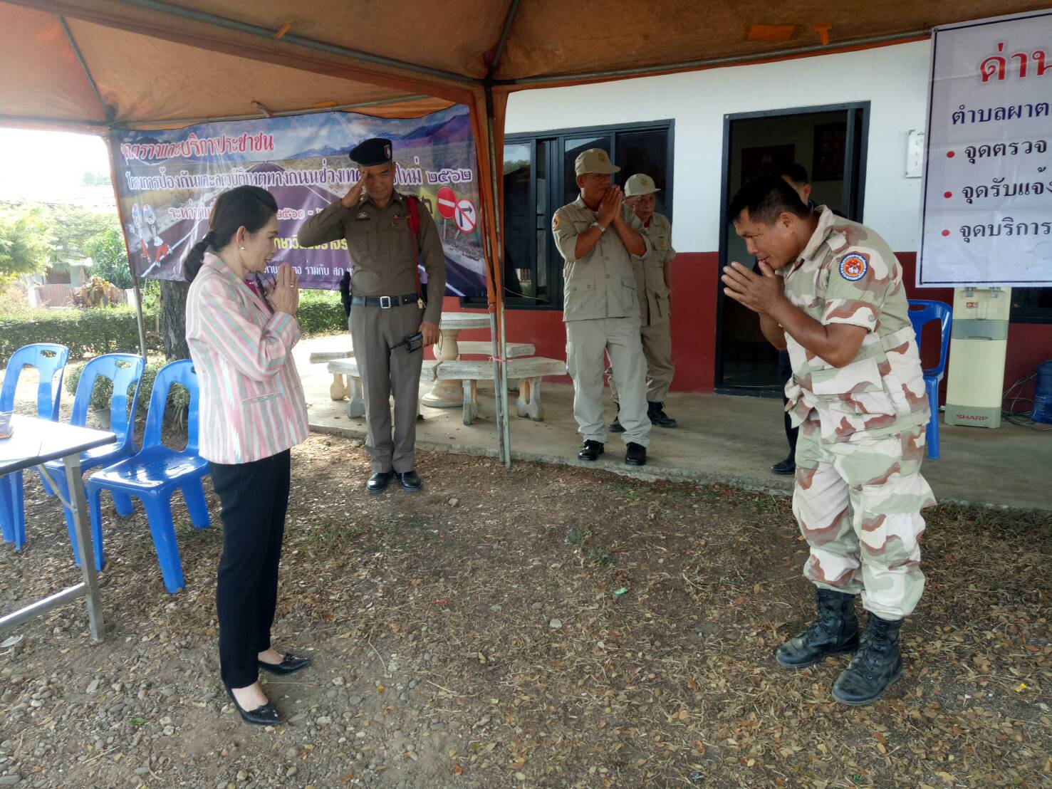 @น่าน : สพจ.น่าน ตรวจเยี่ยมพร้อมให้กำลังใจเจ้าหน้าที่ ณ จุดให้บริการประชาชน